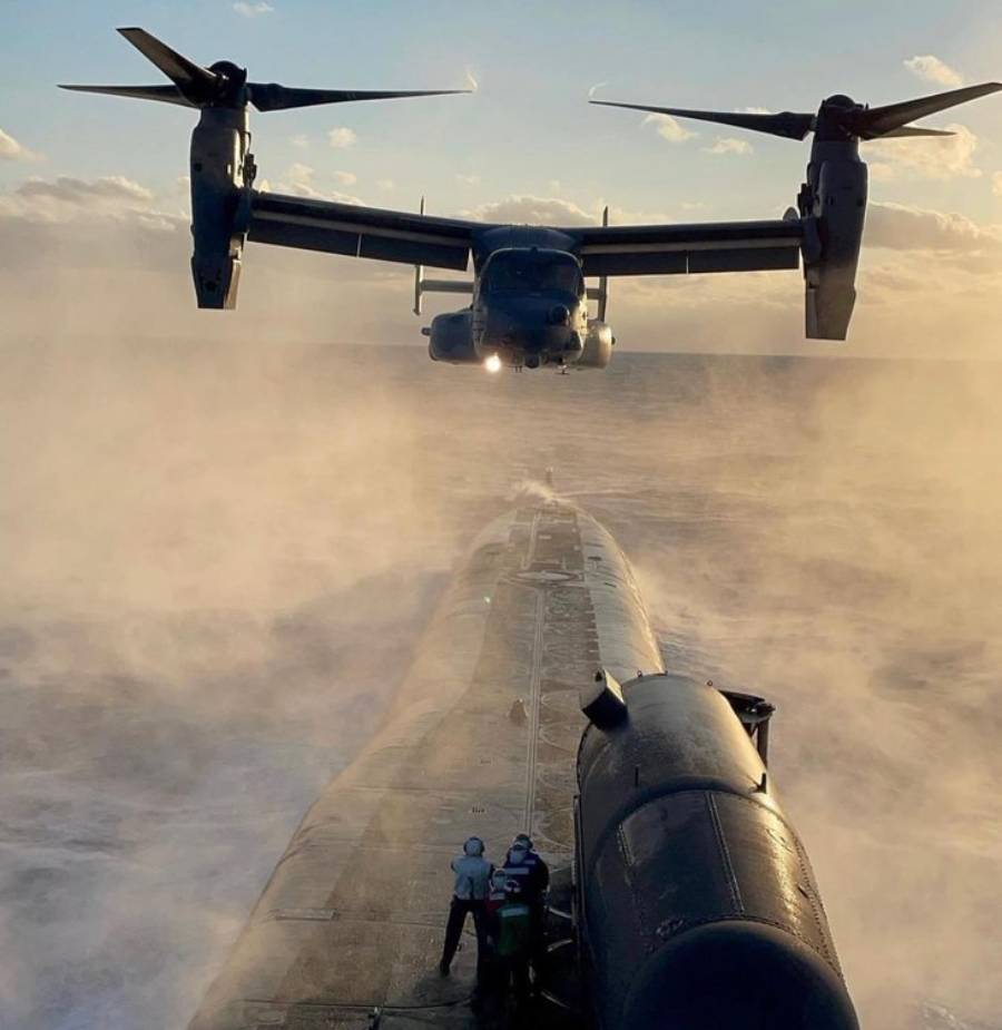 900x925 Image Of V 22 Osprey Hovering Over A Nuclear Submarine Takes Internet By Storm
