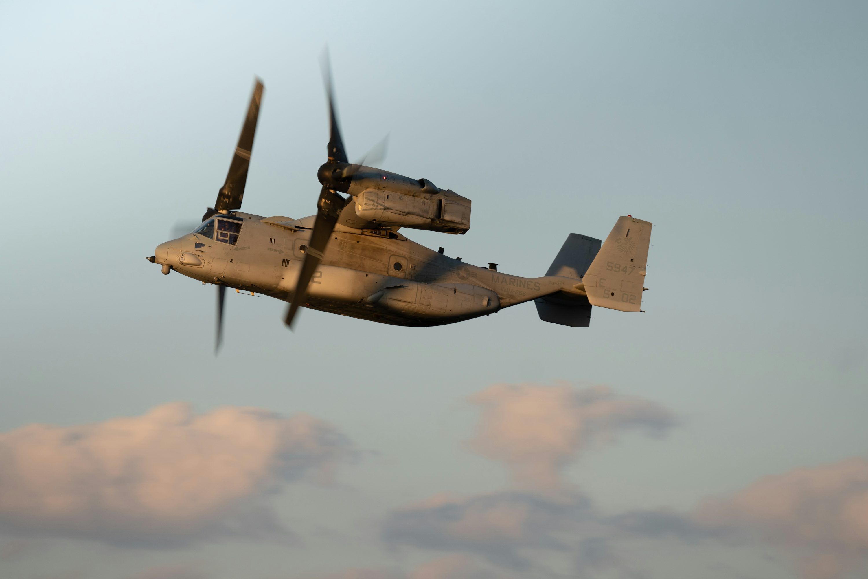 3000x2000 A military osprey aircraft flies. photo