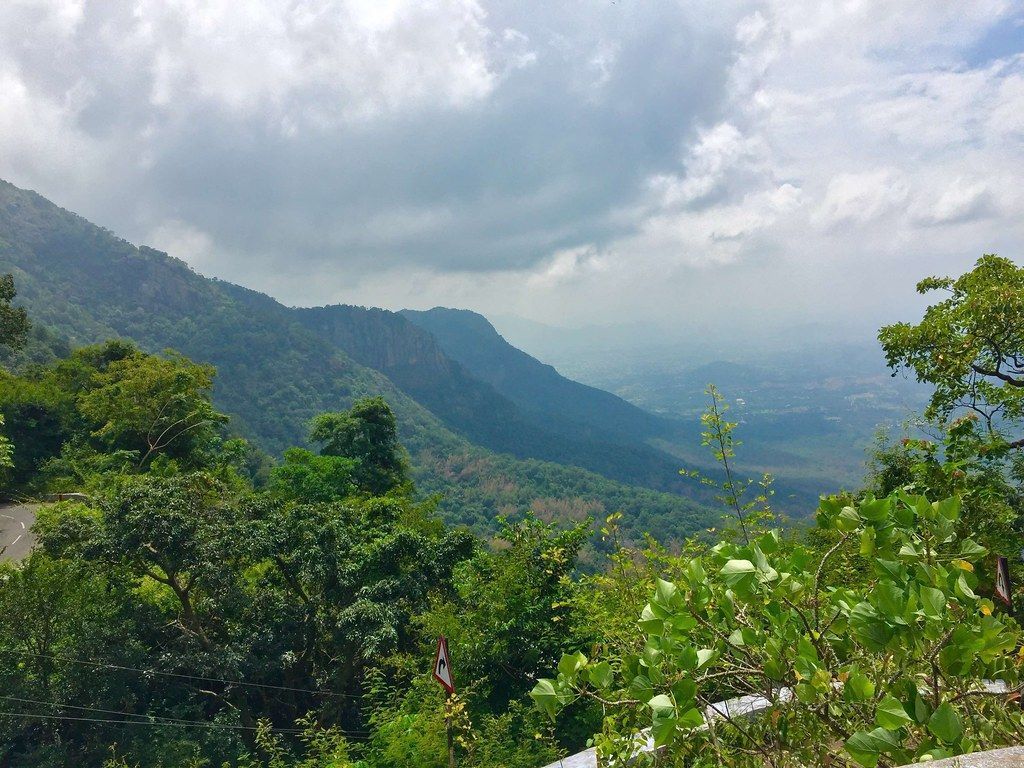 1024x768 Yercaud. Yercaud is a hill station in Salem District, in Ta