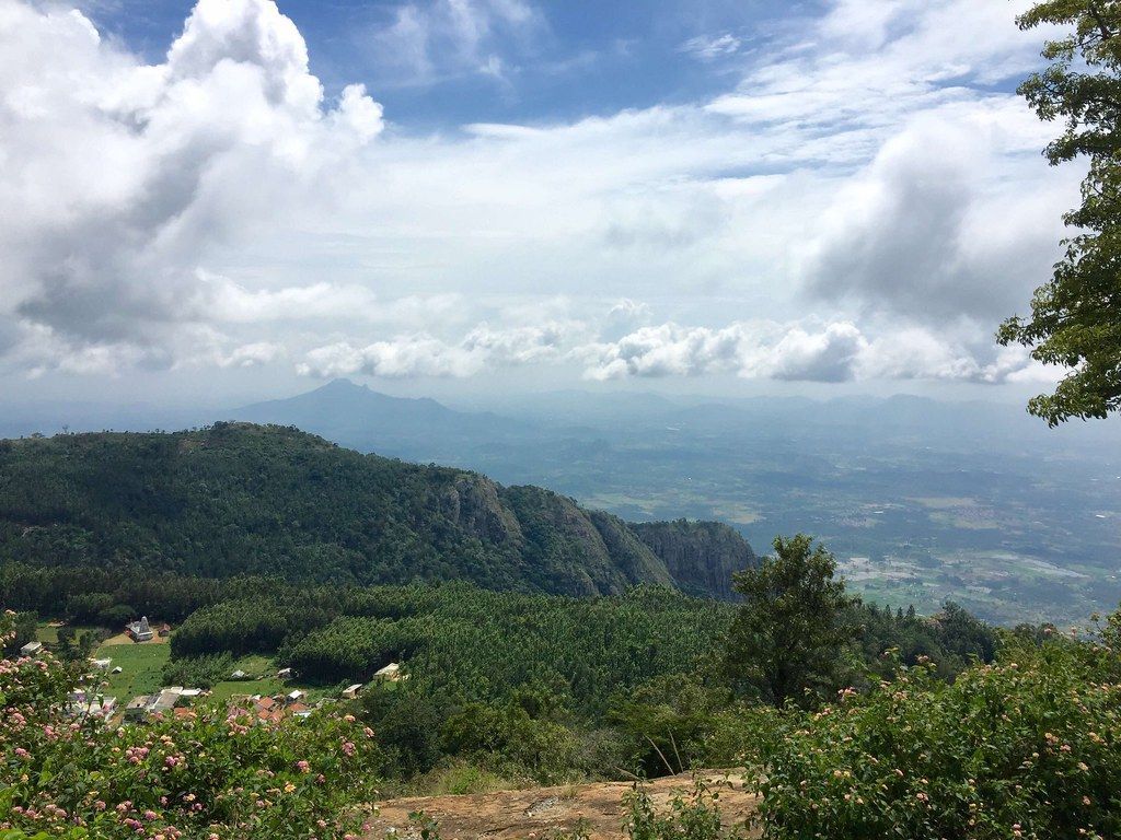 1024x768 Yercaud. Yercaud is a hill station in Salem District, in Ta