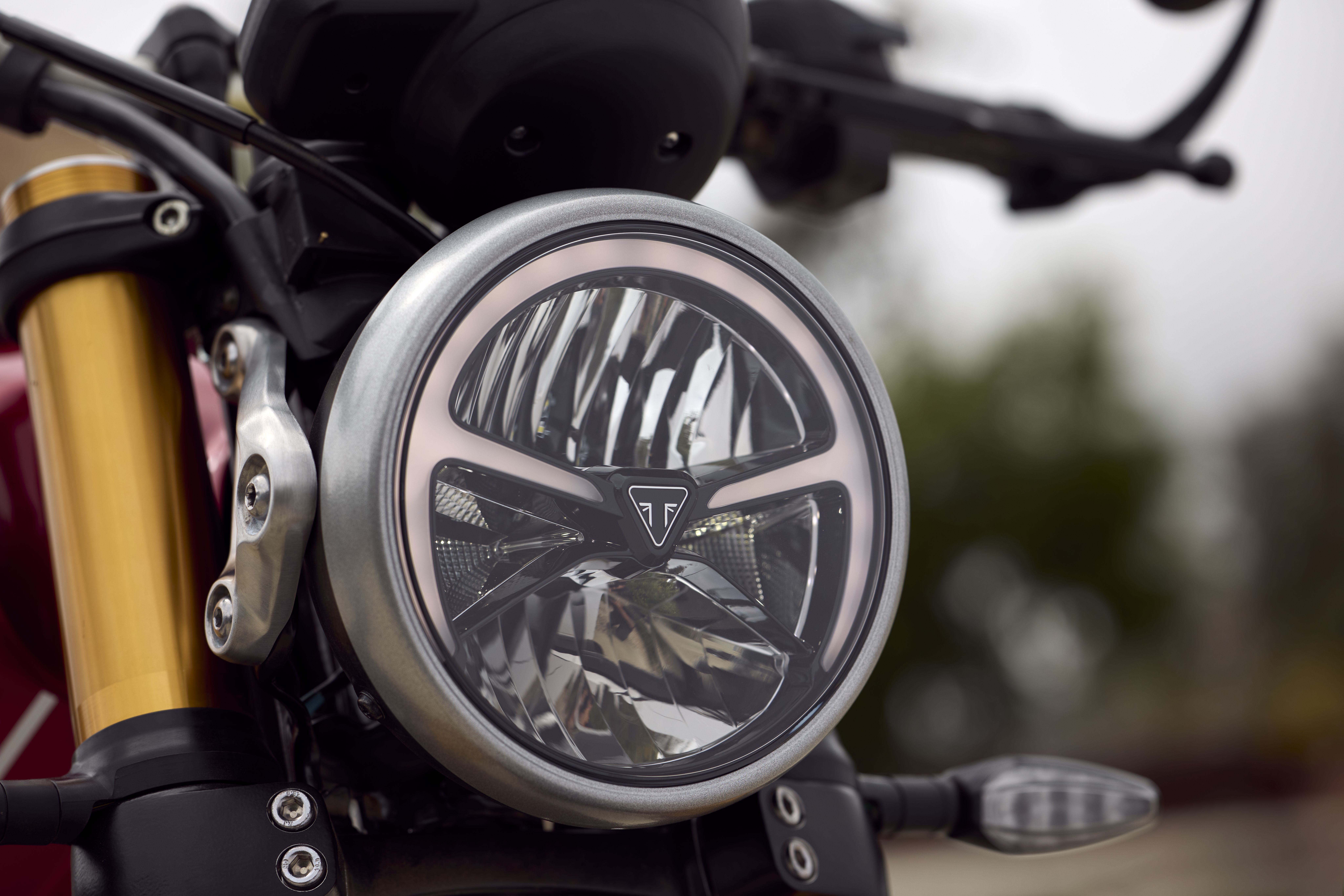 8192x5464 Triumph Speed 400 Motorcycle Headlight HD Wallpaper
