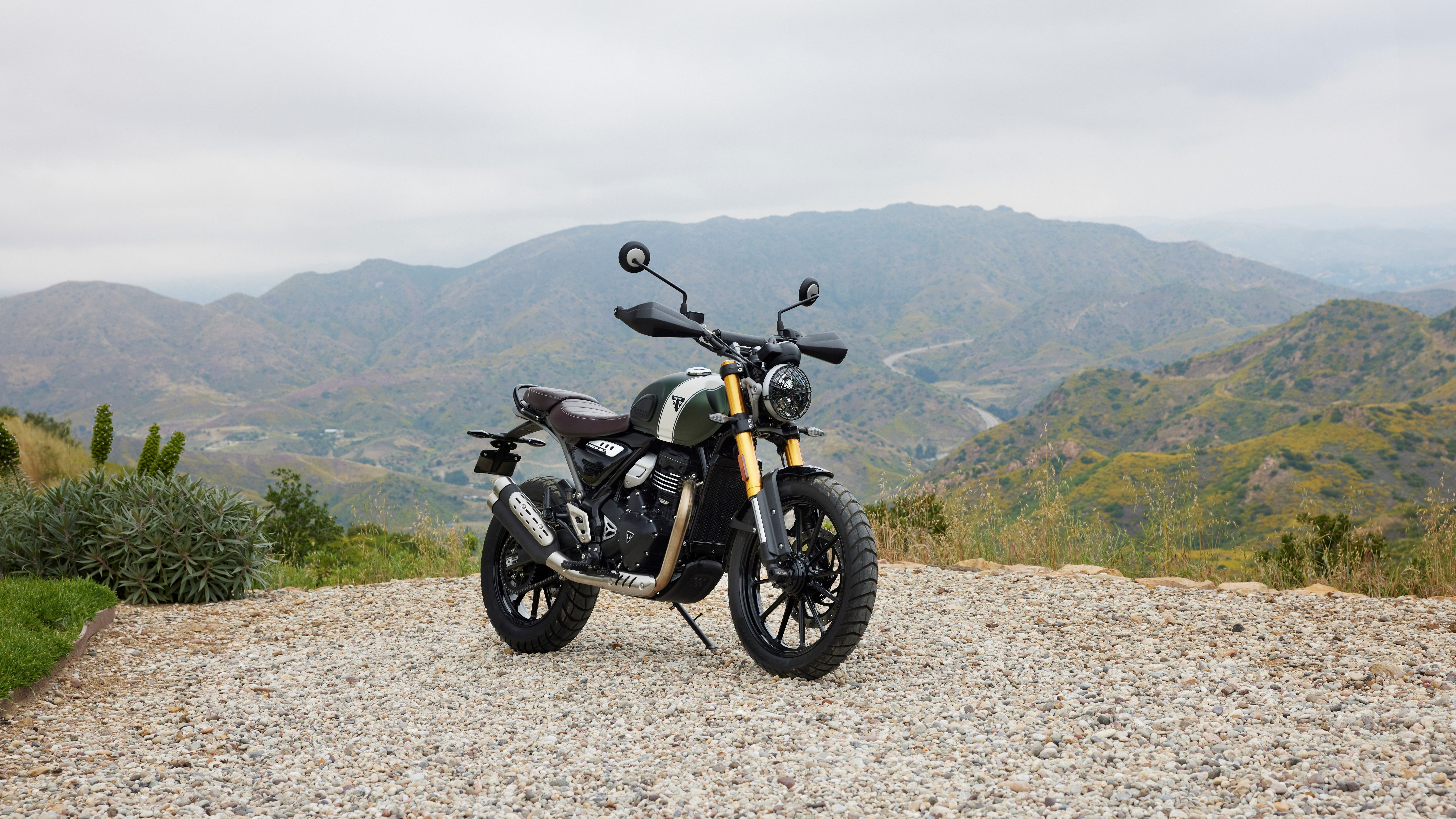 8016x4509 Triumph Scrambler 400 Wallpaper