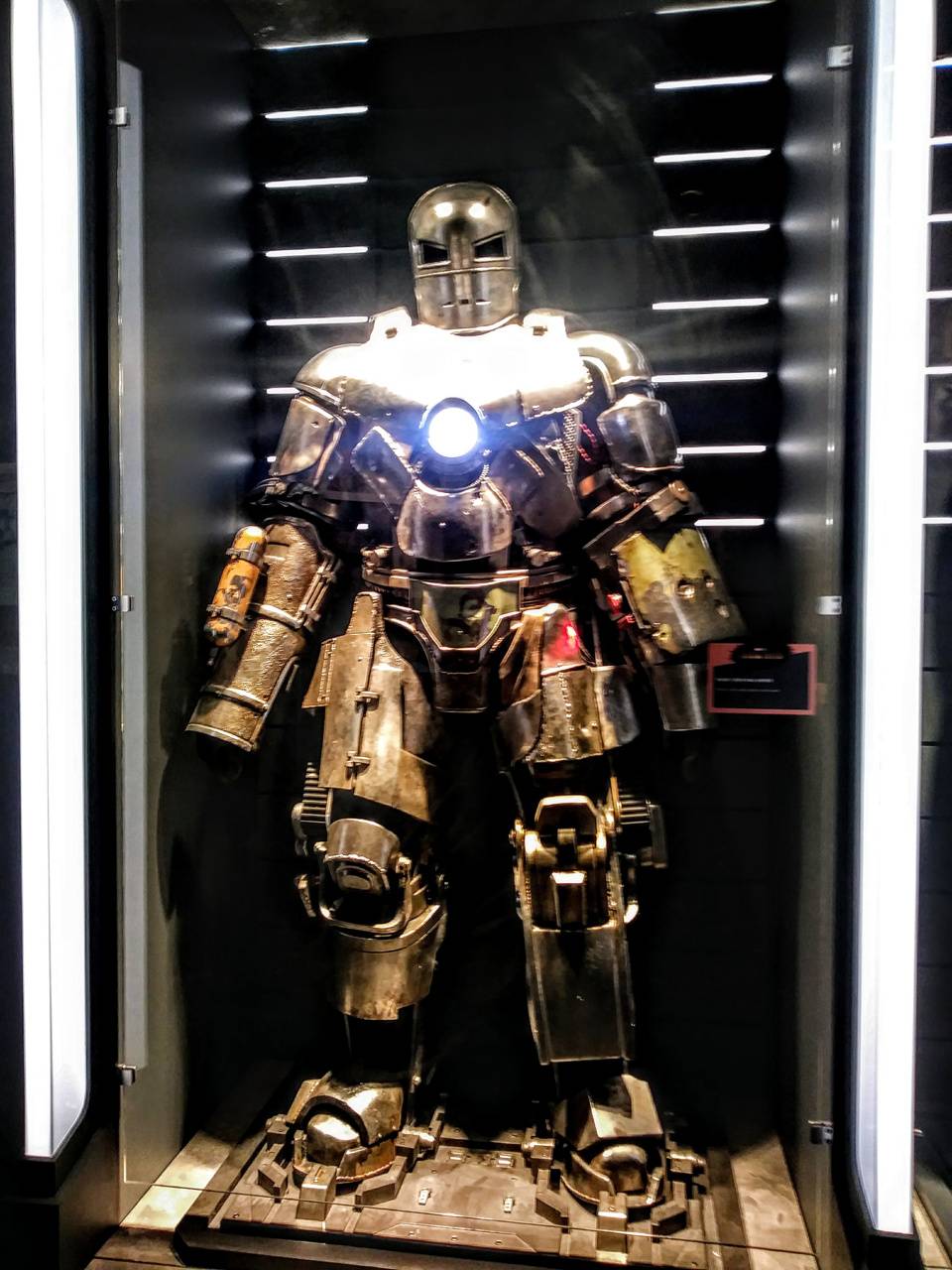 960x1280 Mark 1 Iron Man suit wallpaper