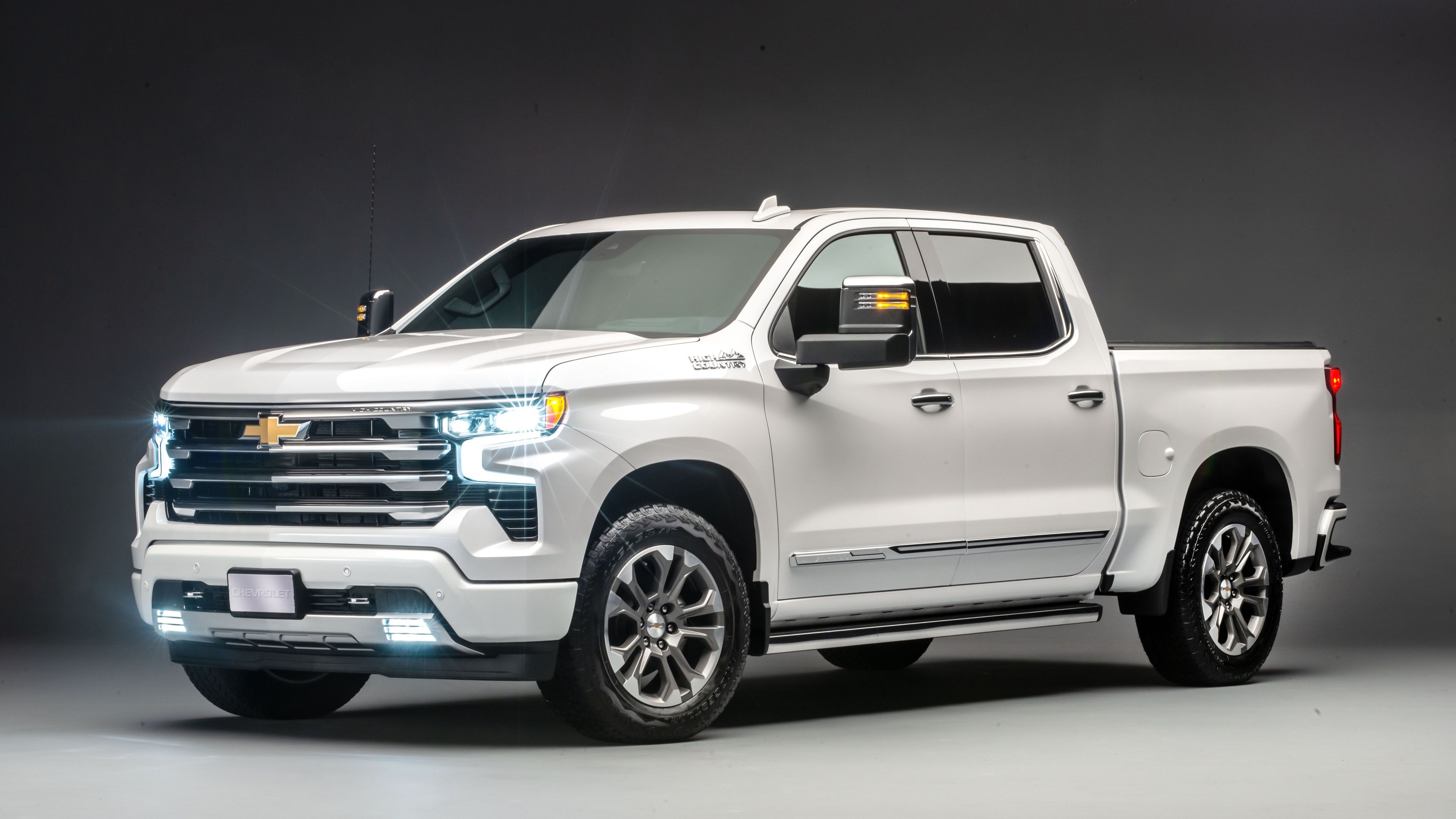 3840x2160 Chevrolet Silverado High Country Crew Cab 2023 8K Wallpaper