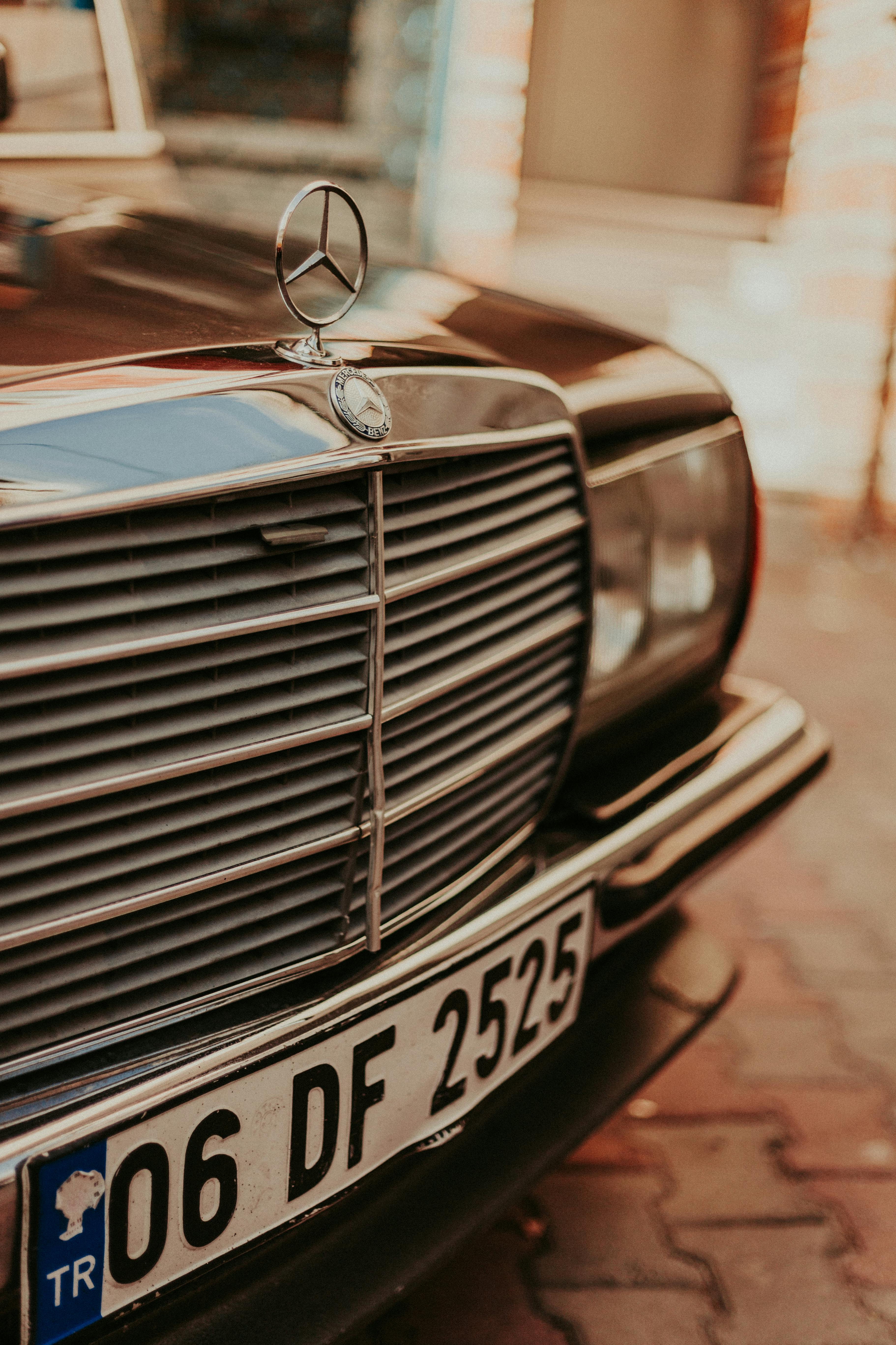 3645x5468 Close Up Of The Front Of A Vintage Mercedes Car · Free