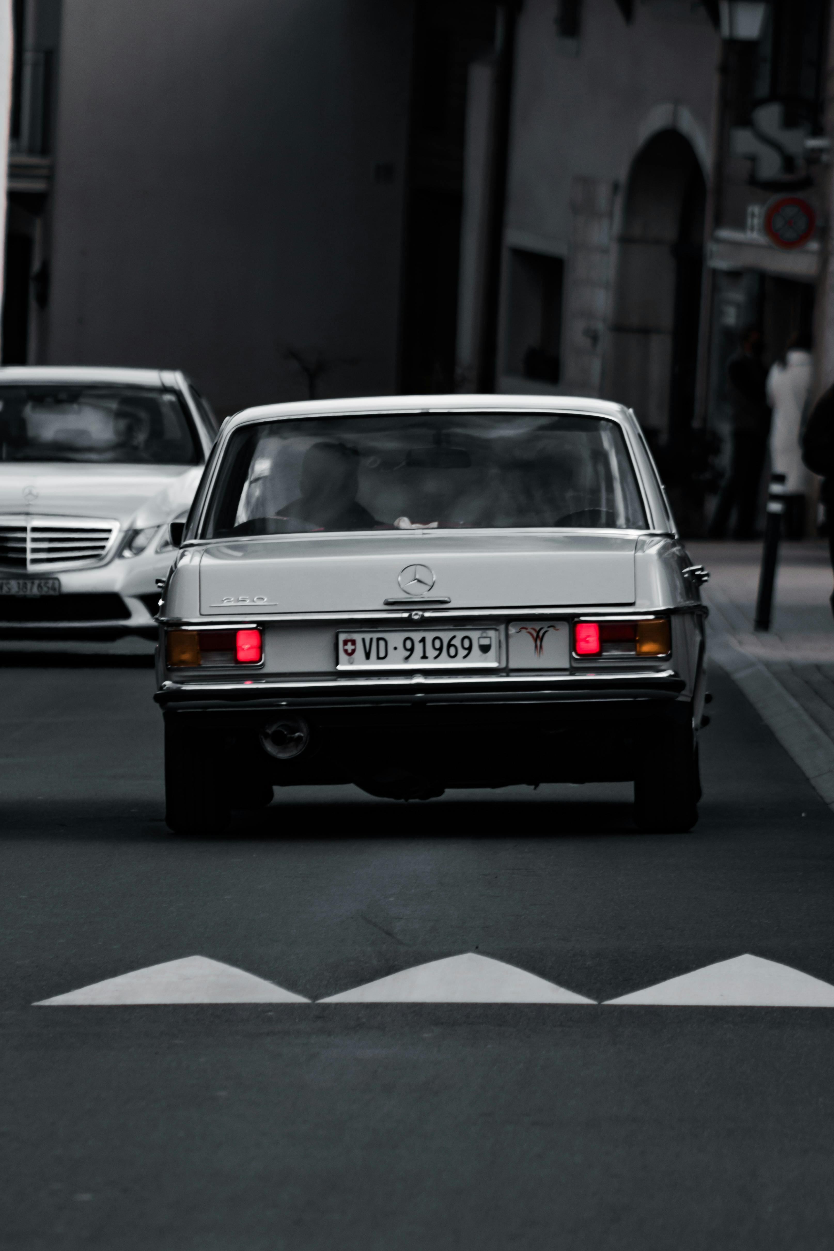 3229x4844 Classic Mercedes Benz Car on Road · Free