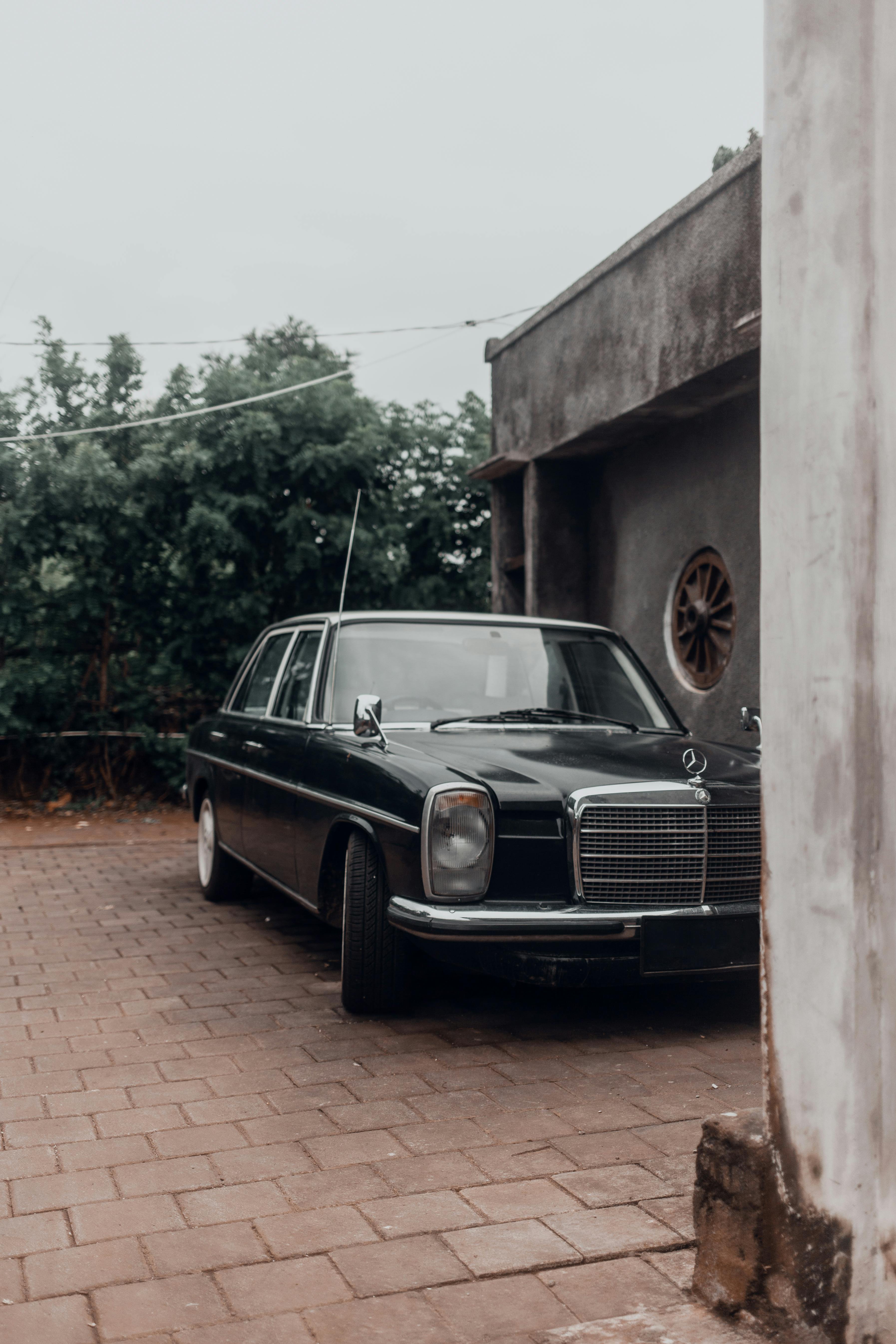 3589x5383 Black Mercedes Benz W114 · Free
