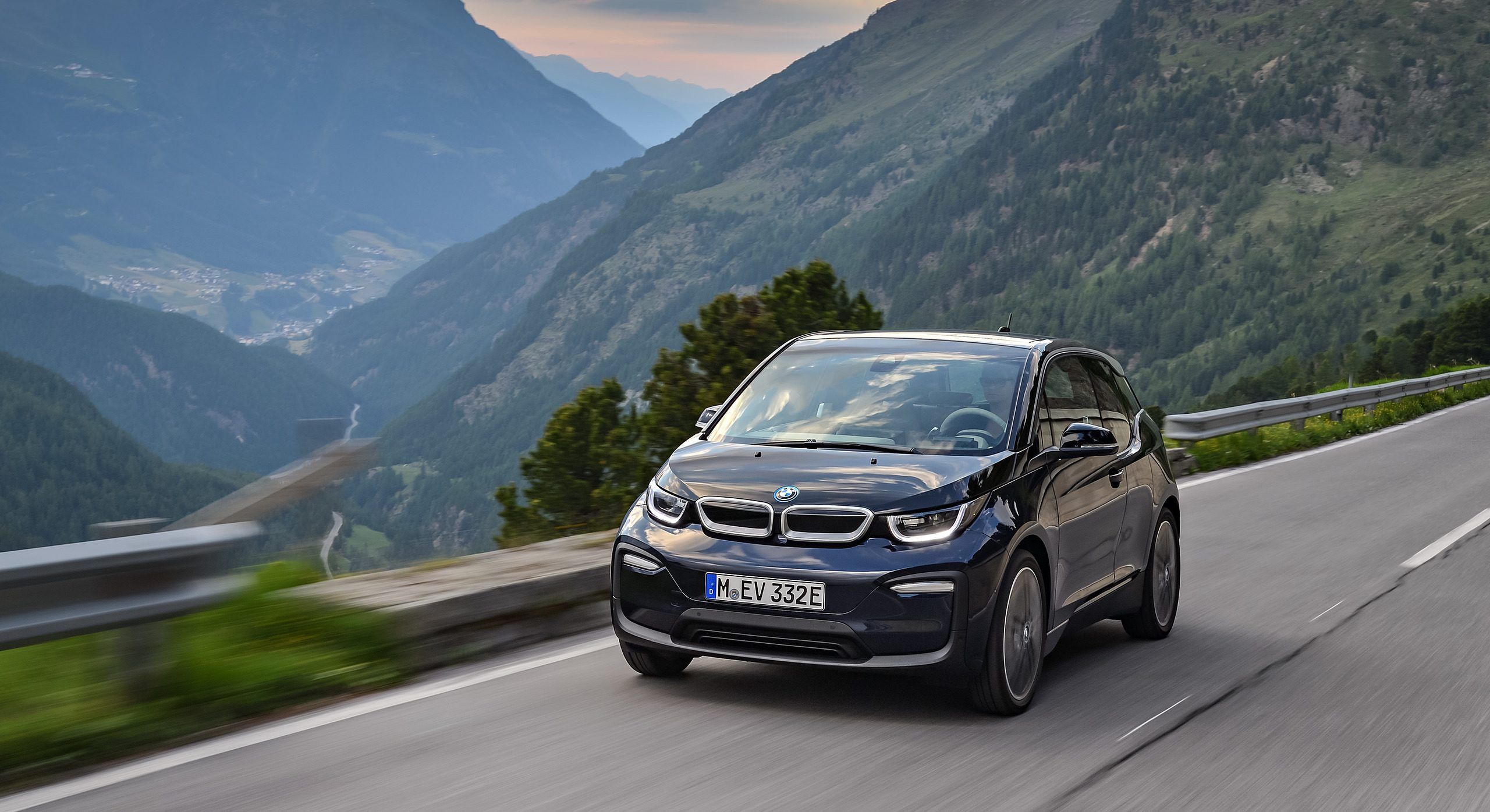 2560x1395 BMW i3 Wallpaper
