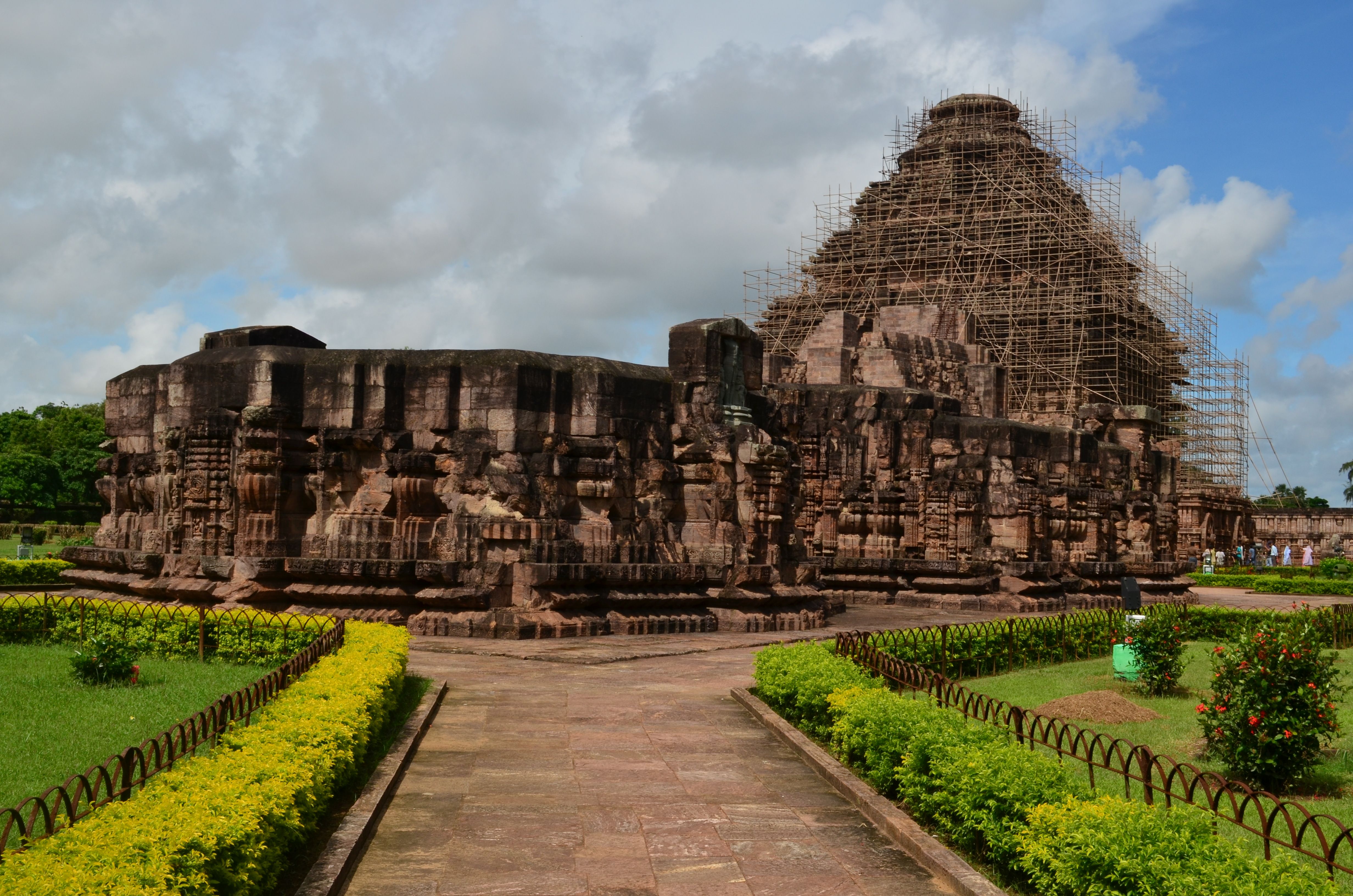 4928x3264 Side view of Konark Sun