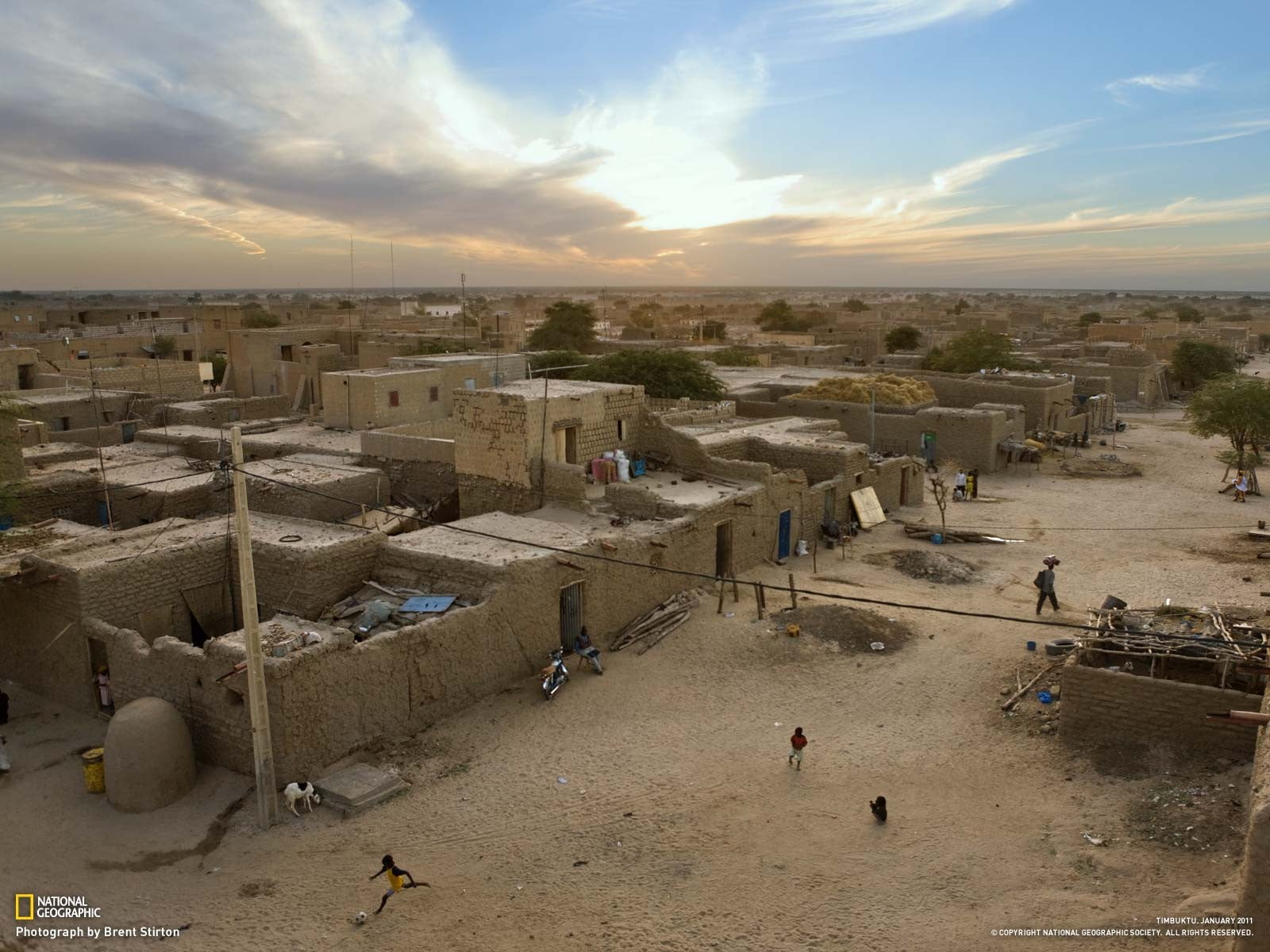1600x1200 Brown utility post, National Geographic, Timbuktu, children, city HD wallpaper