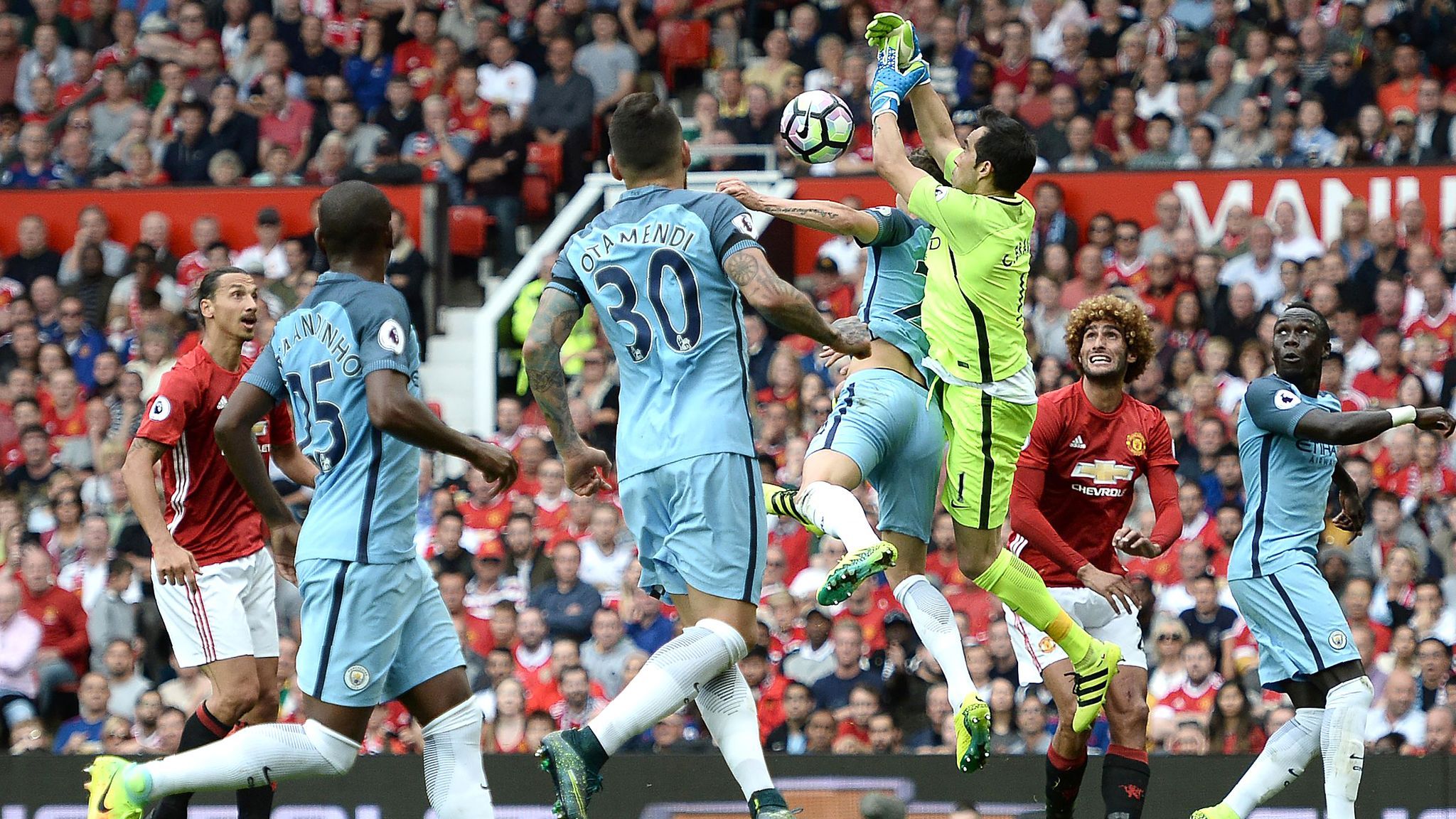 2048x1152 Claudio Bravo's debut gaffe for Manchester City sets Twitter alight