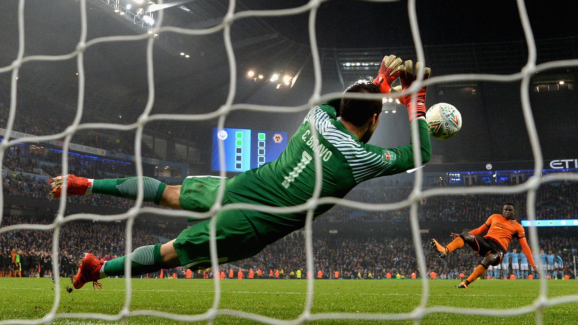 1920x1080 Las atajadas de Claudio Bravo y el lujo de Sergio Agüero salvaron al Manchester City del ridículo