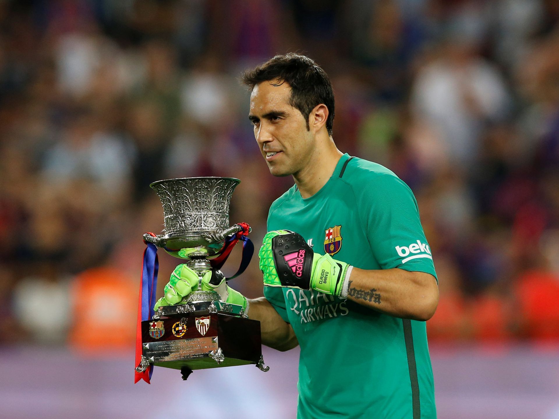 1920x1440 Barcelona confirm Claudio Bravo will be part of La Liga opener