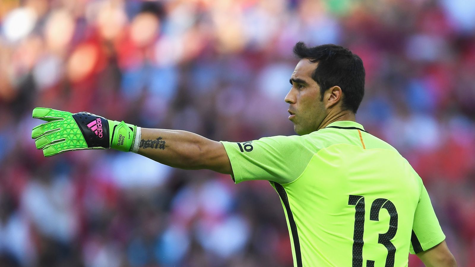 1600x900 Claudio Bravo arrives in Manchester to complete City move sources