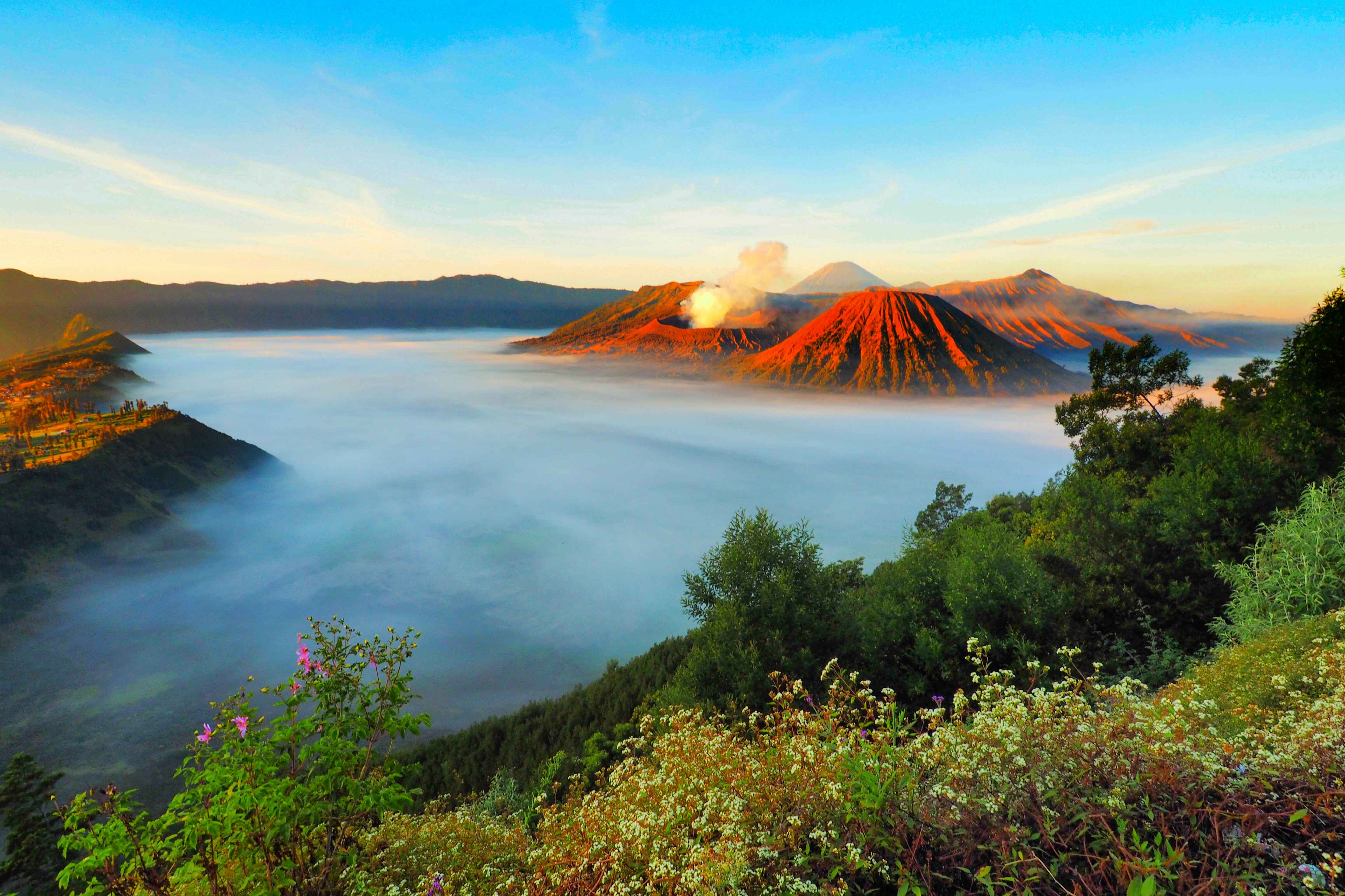 4608x3072 Explore East Java: Nature, Culture & Stunning Attractions