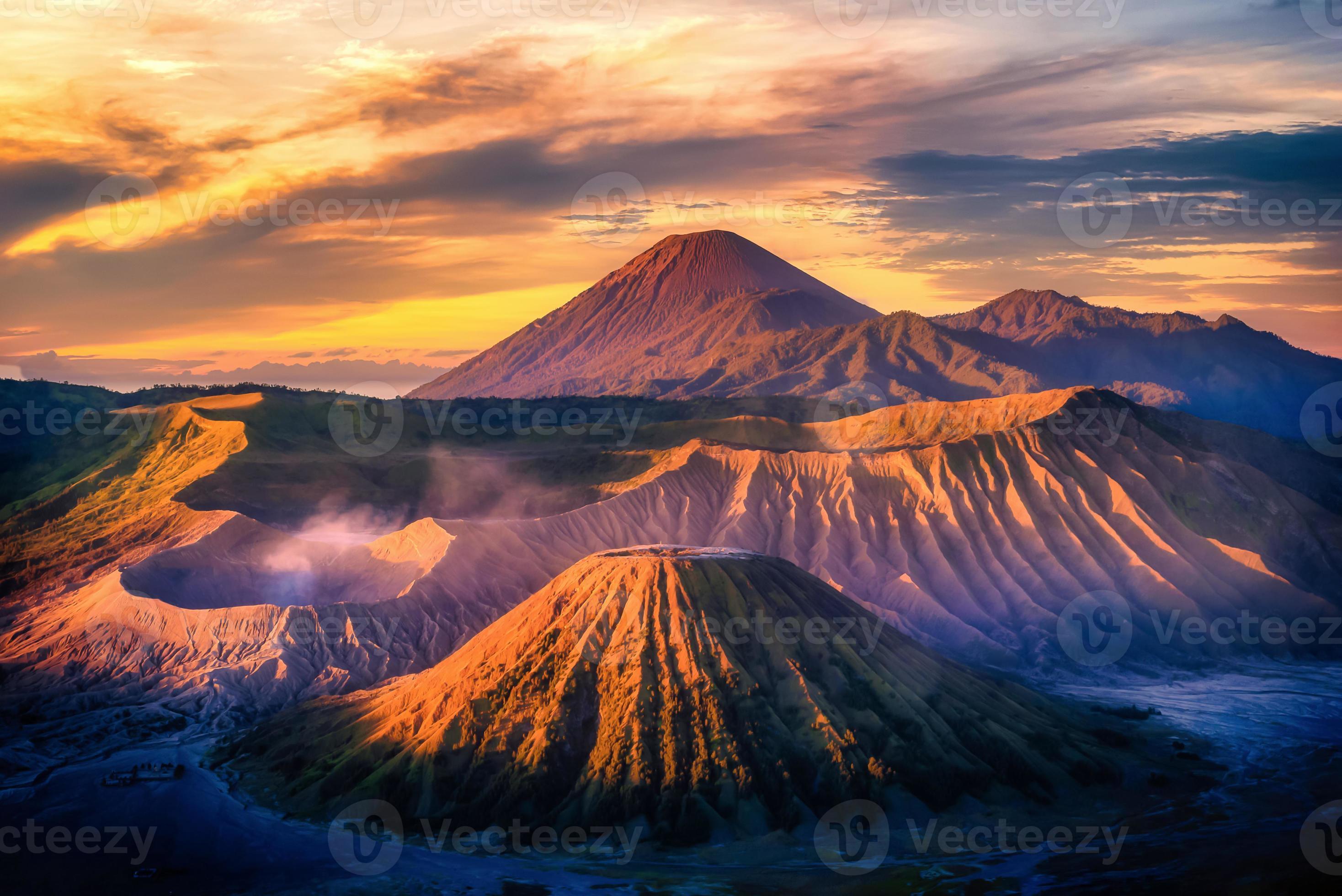 2936x1960 Mount Bromo volcano at sunrise with colorful sky background in Bromo Tengger Semeru National Park, East Java, Indonesia