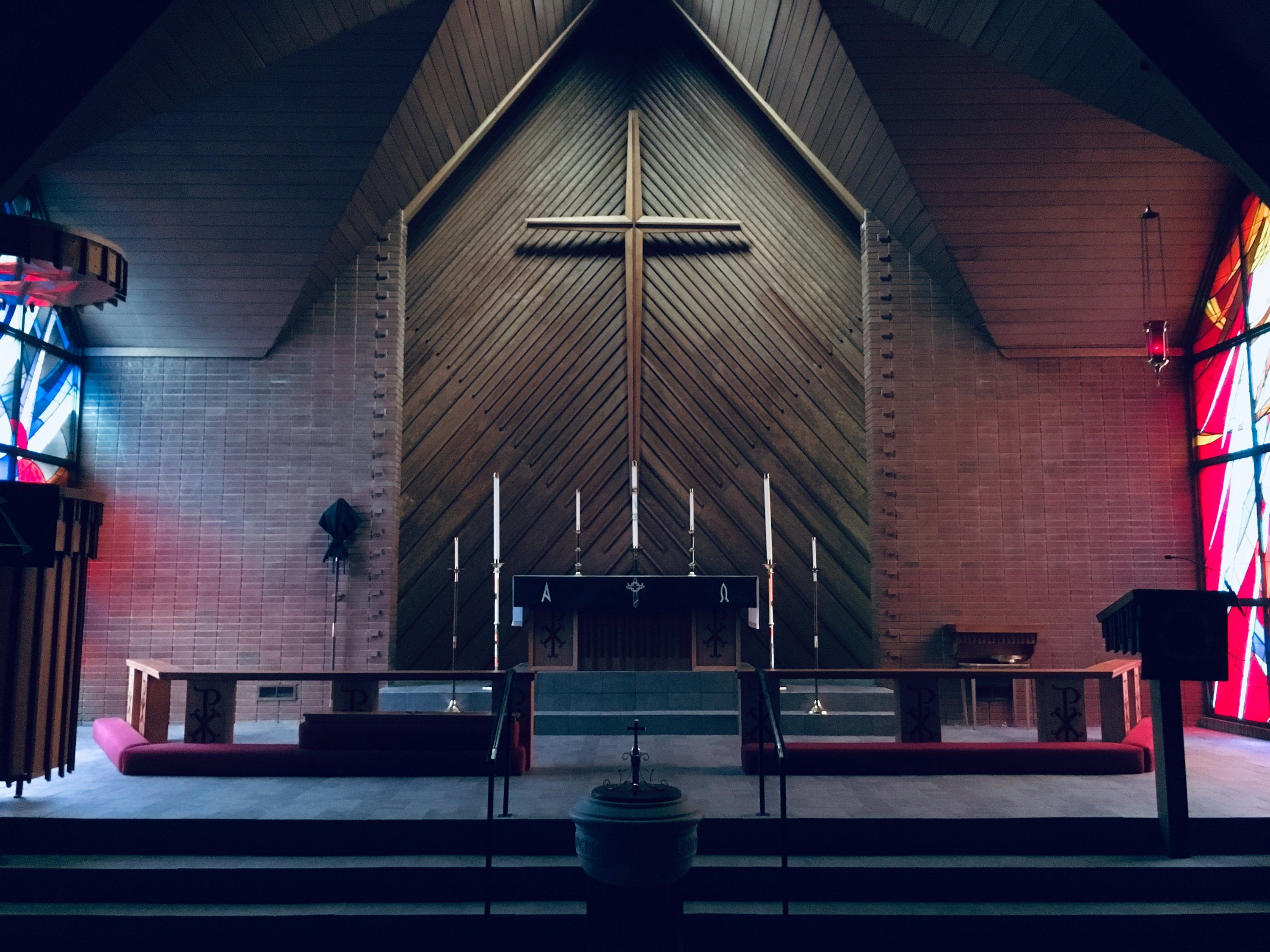 3000x2250 Brown concrete church photo