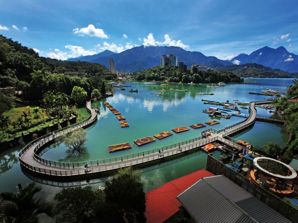 1024x768 Discover the Many Different Charms of the Sun Moon Lake