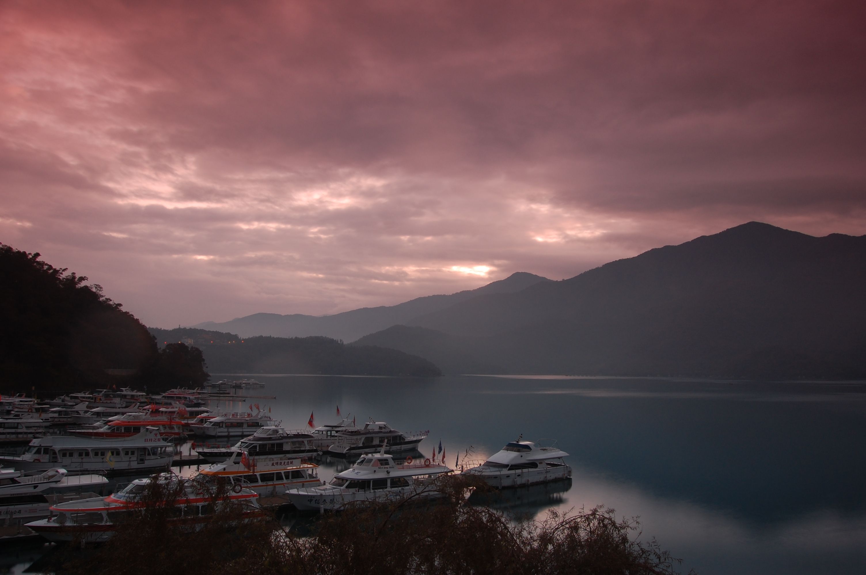 3008x2000 Sun Moon Lake