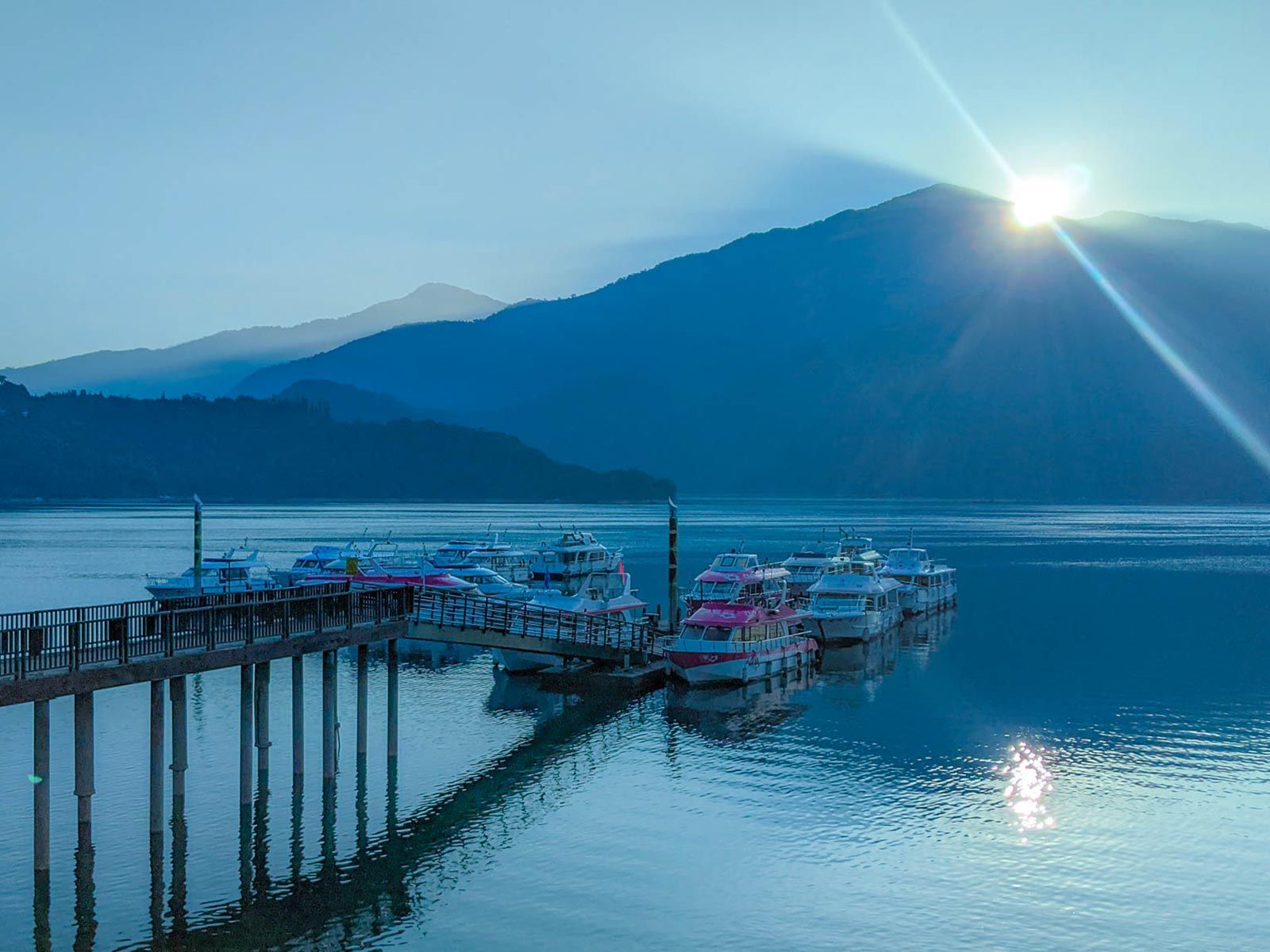 1600x1200 Explore The Beauty Of Sun Moon Lake: One Day Tour Me To Taiwan