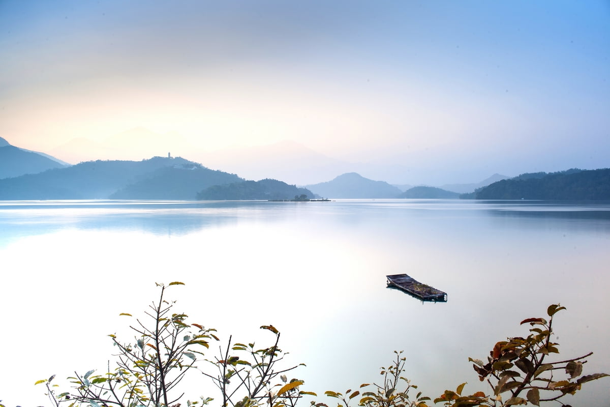 1200x800 Boat on center of body of waqter, sun moon lake, taiwan HD wallpaper