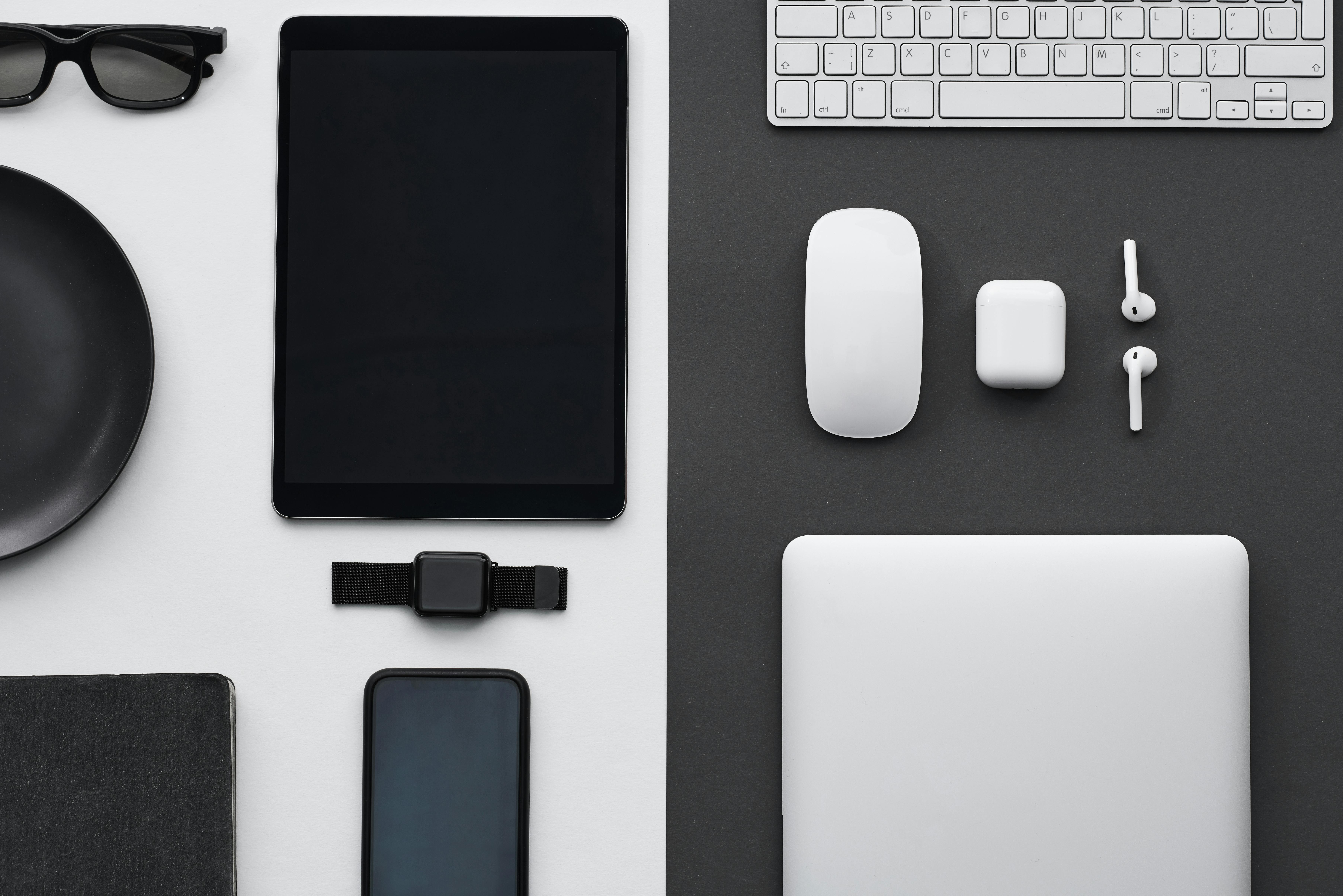 7220x4818 Flatlay Of Gadgets · Free