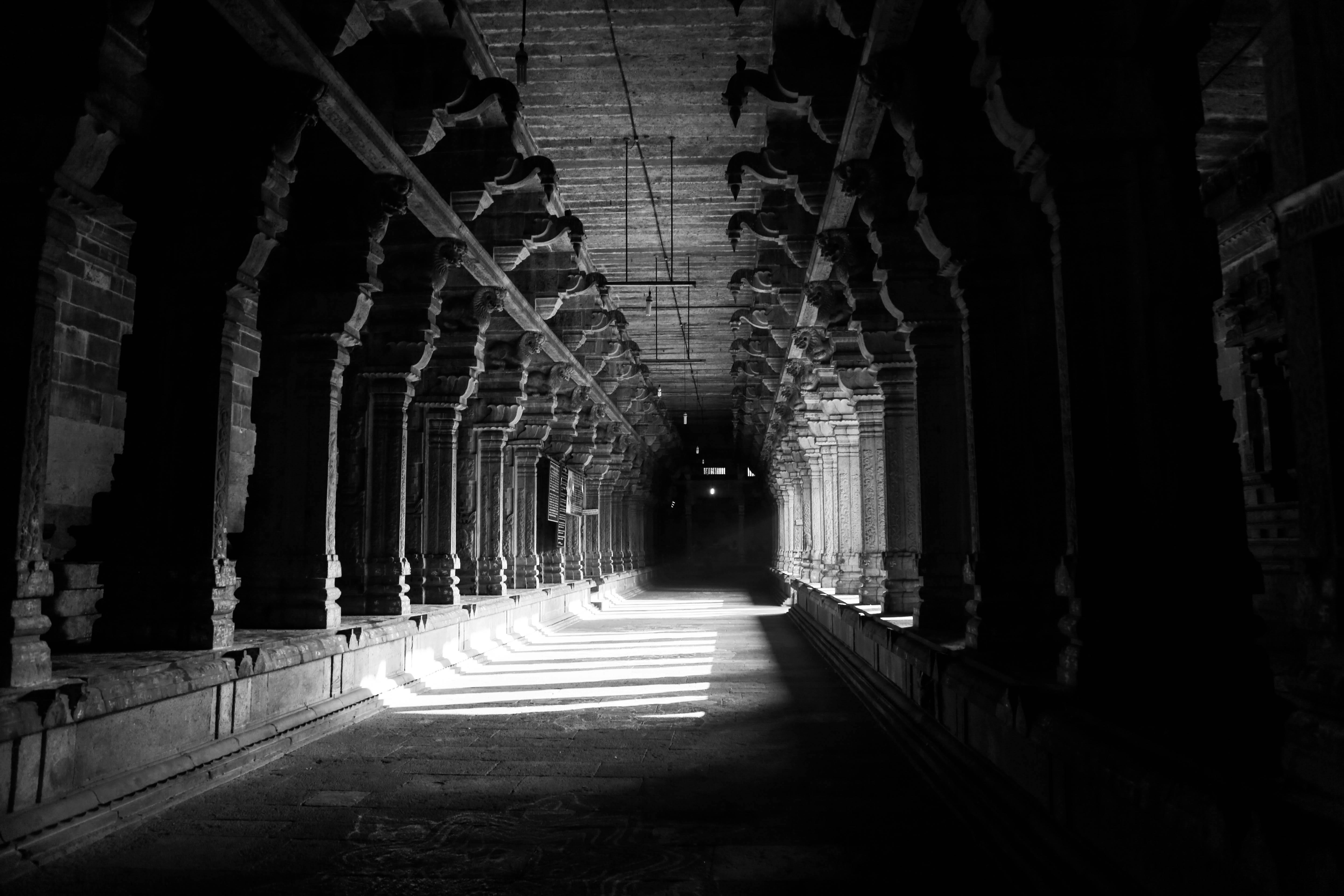 5760x3840 Grayscale Photo of Hallway · Free