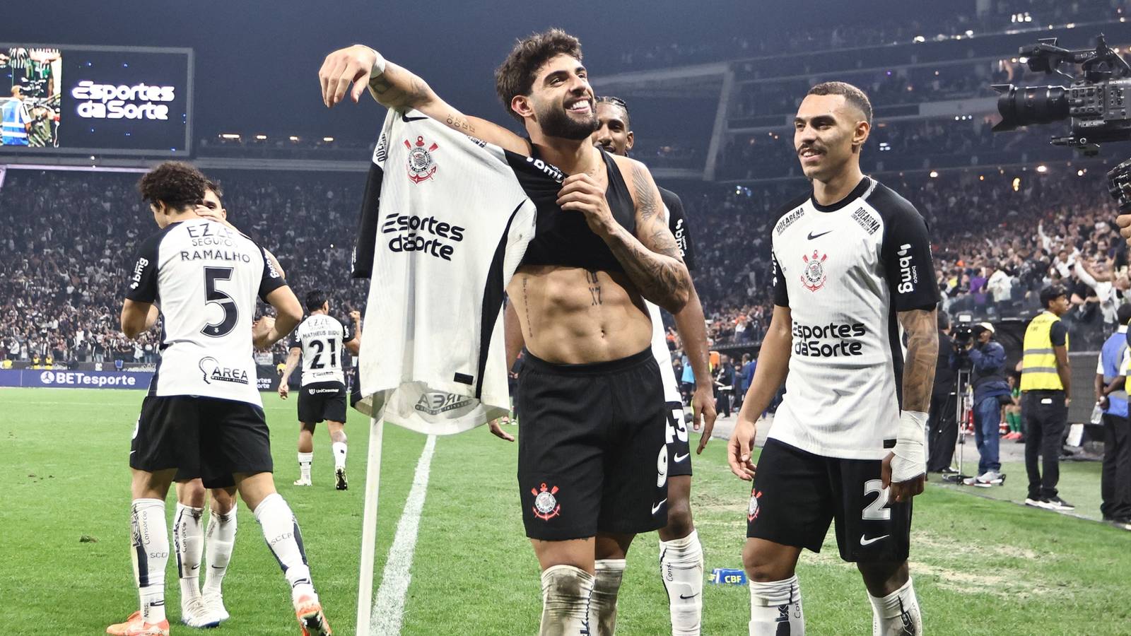 1600x900 Wolves set to table £29m offer to sign clinical ace at Pereira's request