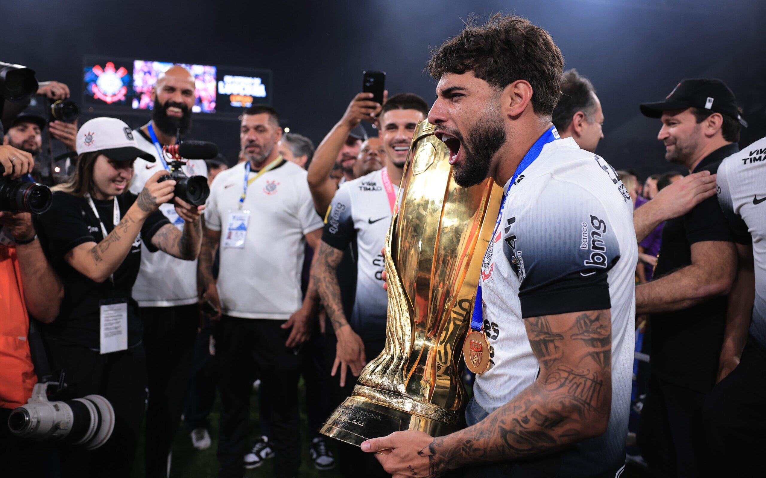 2560x1600 Yuri Alberto dedica título à Fiel e celebra permanência no Corinthians