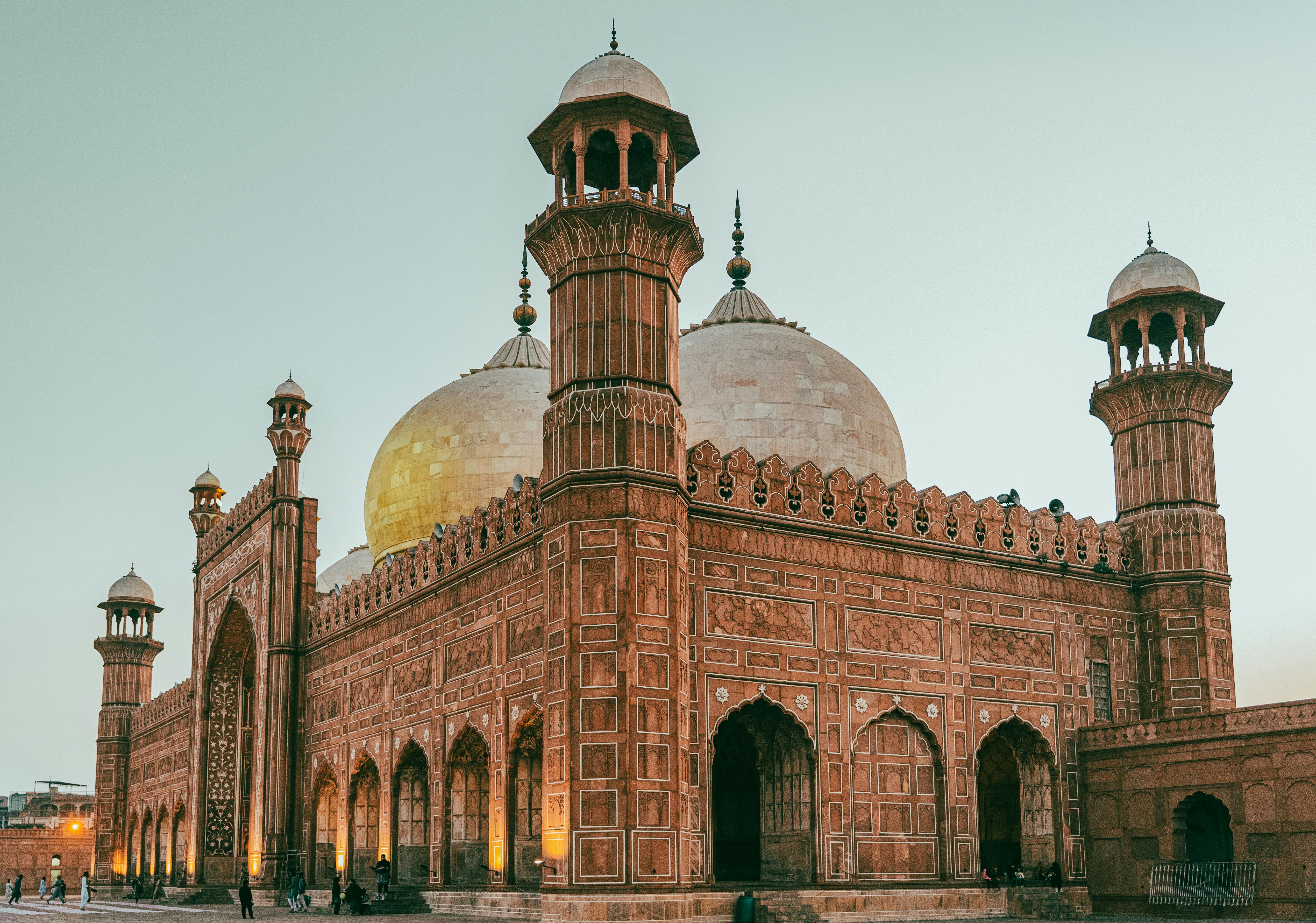 5449x3823 Photo of the Badshahi Mosque in Lahore, Pakistan · Free