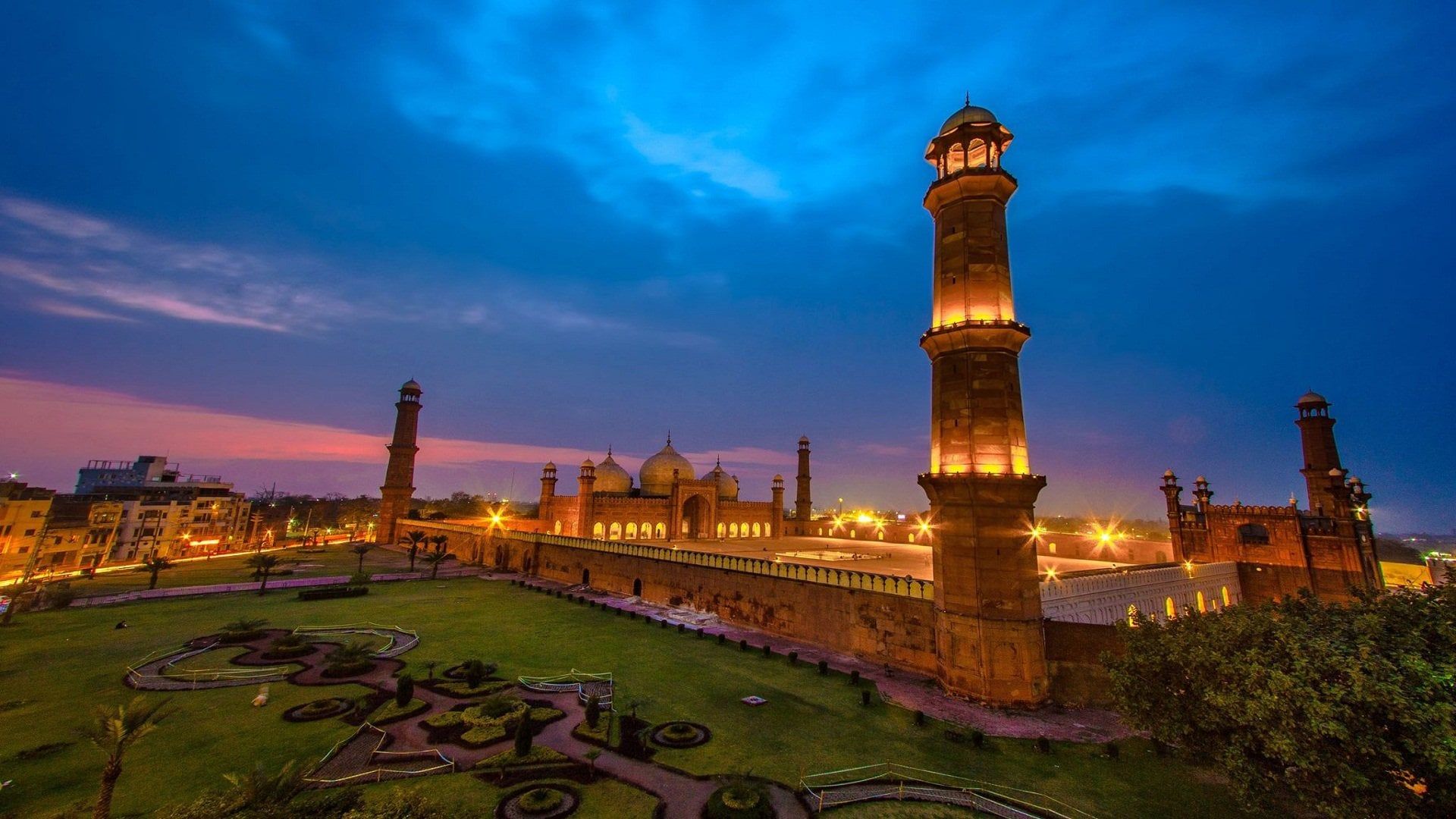 1920x1080 Mesmerizing view of Badshahi Mosque, Lahore, Pakistan at Sunset [1920 x 1080]