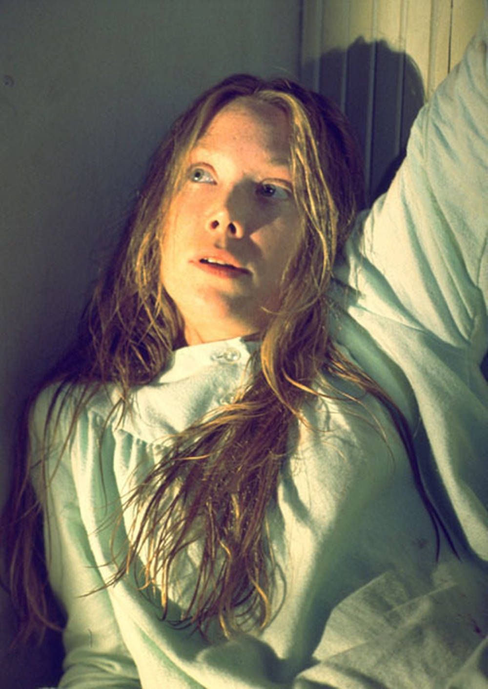 1000x1411 Download Iconic movie scene featuring Sissy Spacek in the film Carrie (1976) Wallpaper