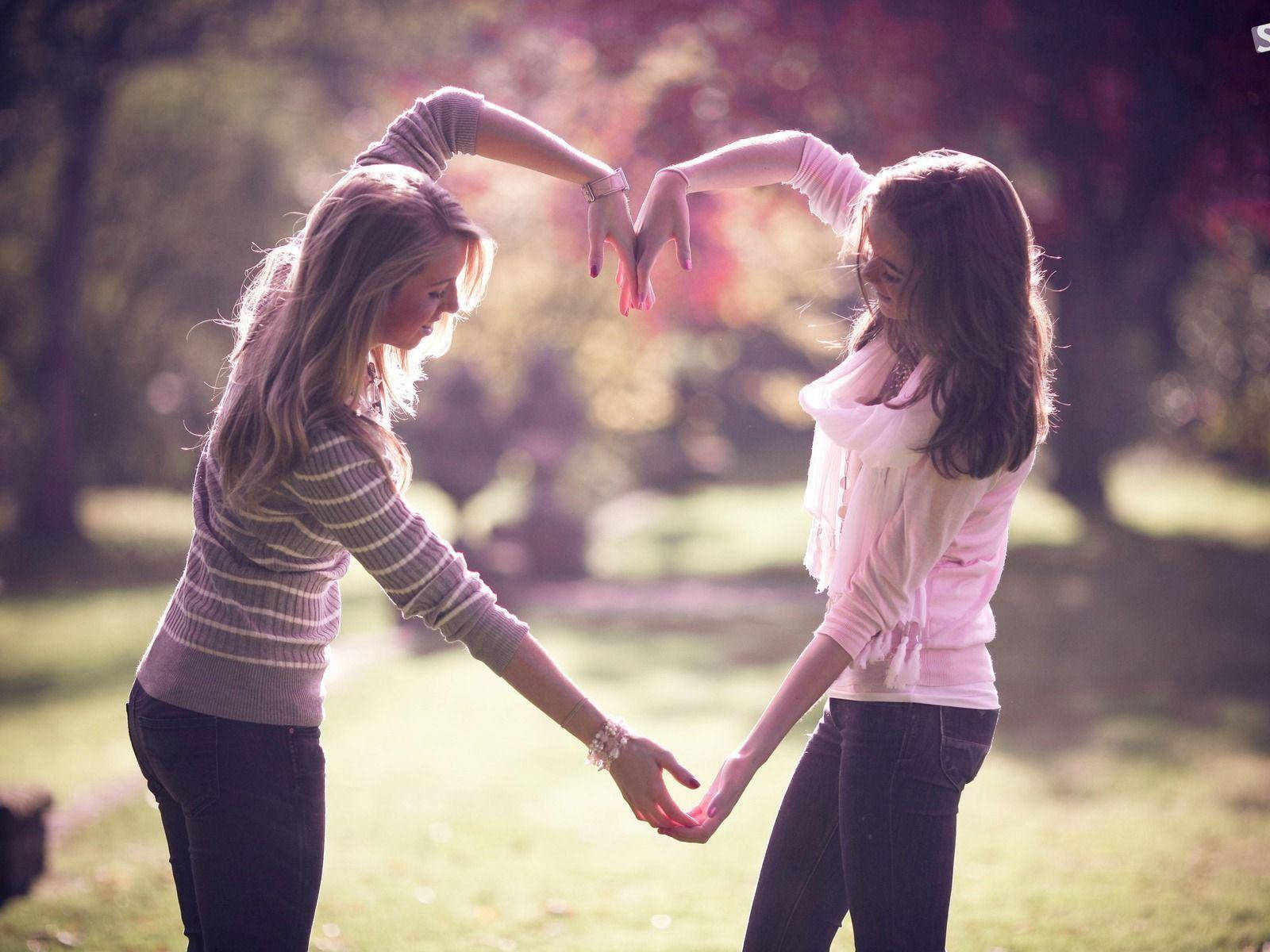 1600x1200 Download Girl Bff Heart Pose Wallpaper
