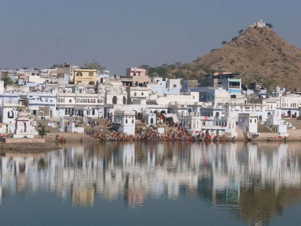 1024x768 Bathing Ghats on Pushkar Lake
