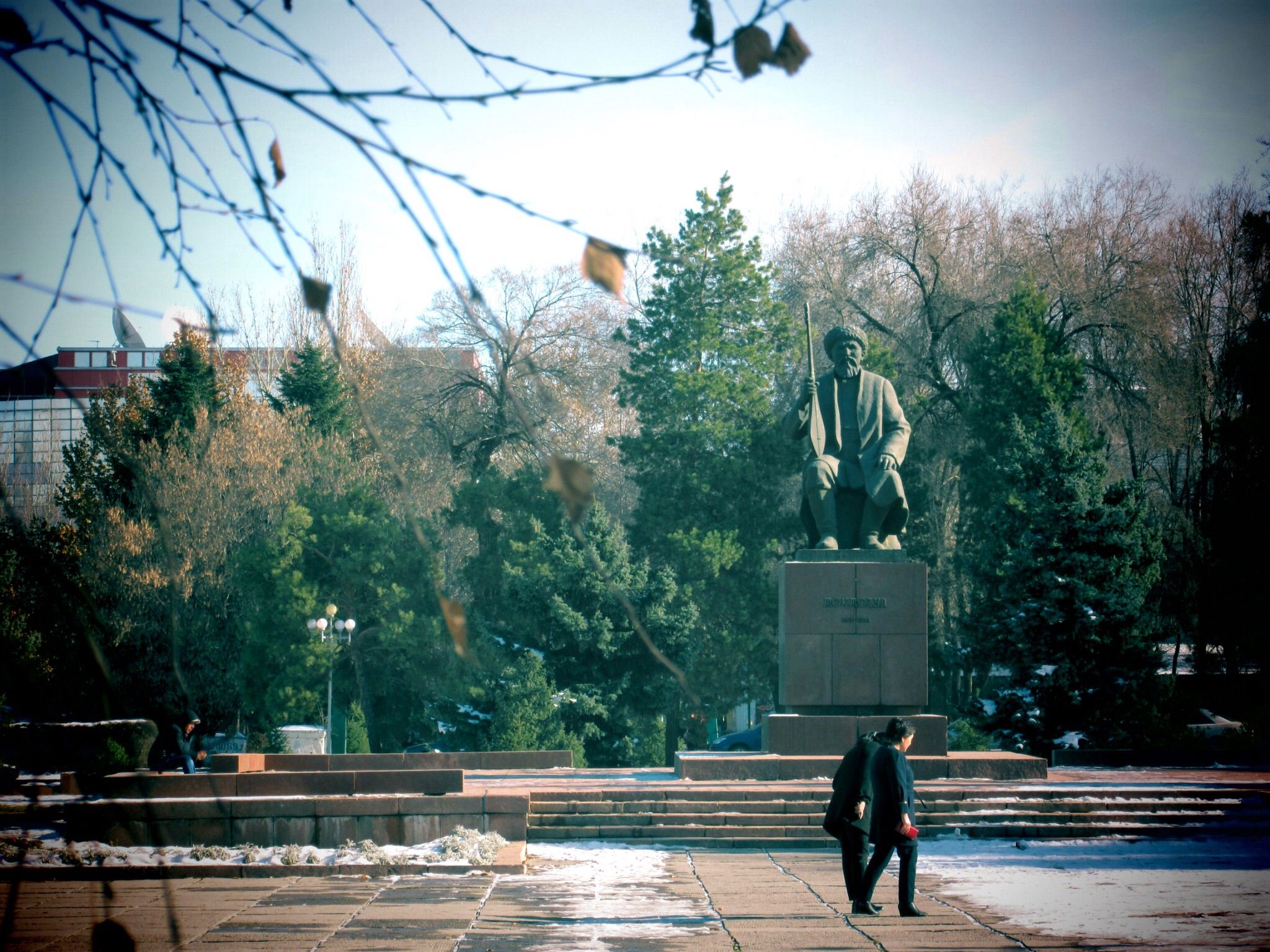 2048x1536 Bishkek in picture. Girl on a wander
