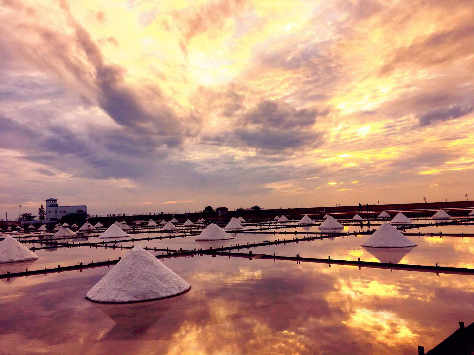 1600x1200 Preserving Tradition: The Art of Salt Harvesting in Tainan Life Abroad