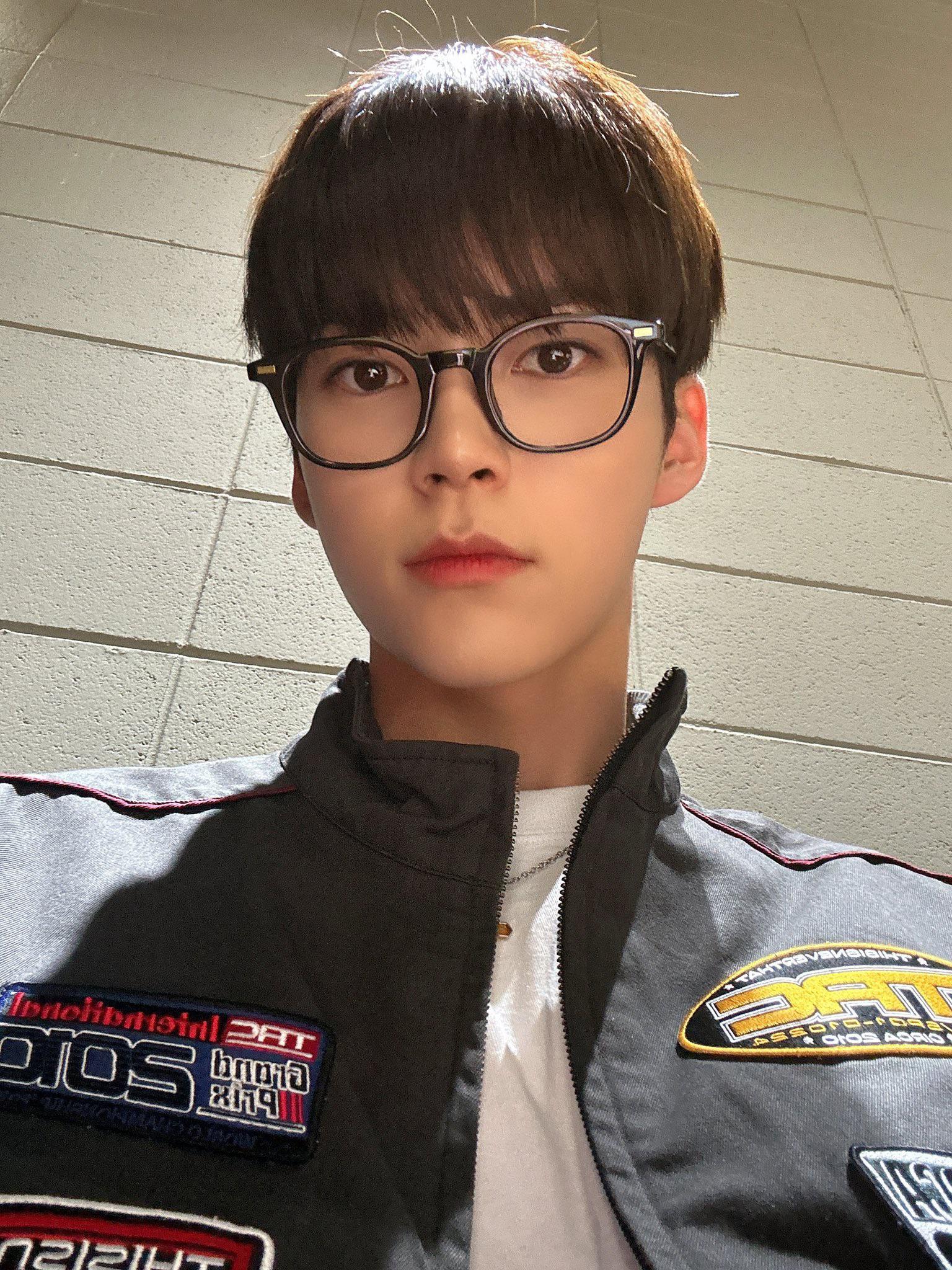1536x2048 Sung Hanbin Congratulatory Photo + Four Cut Photo + Selcas