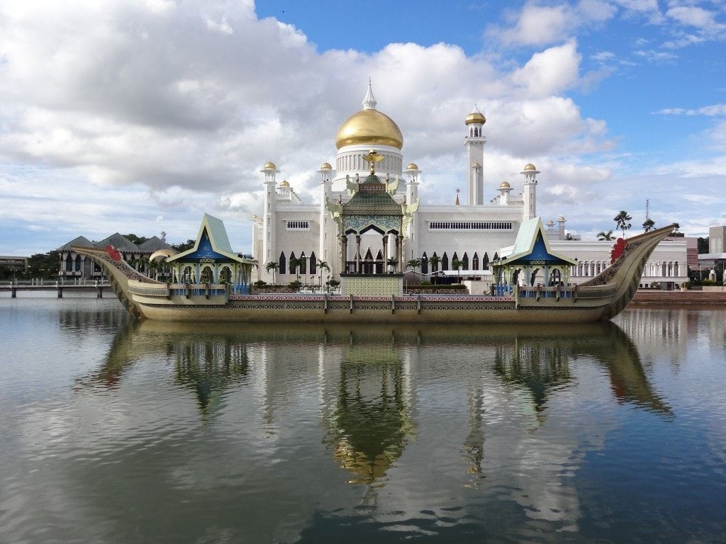 1024x768 Brunei Mosque and the Brunei Royal barge Travel Blog