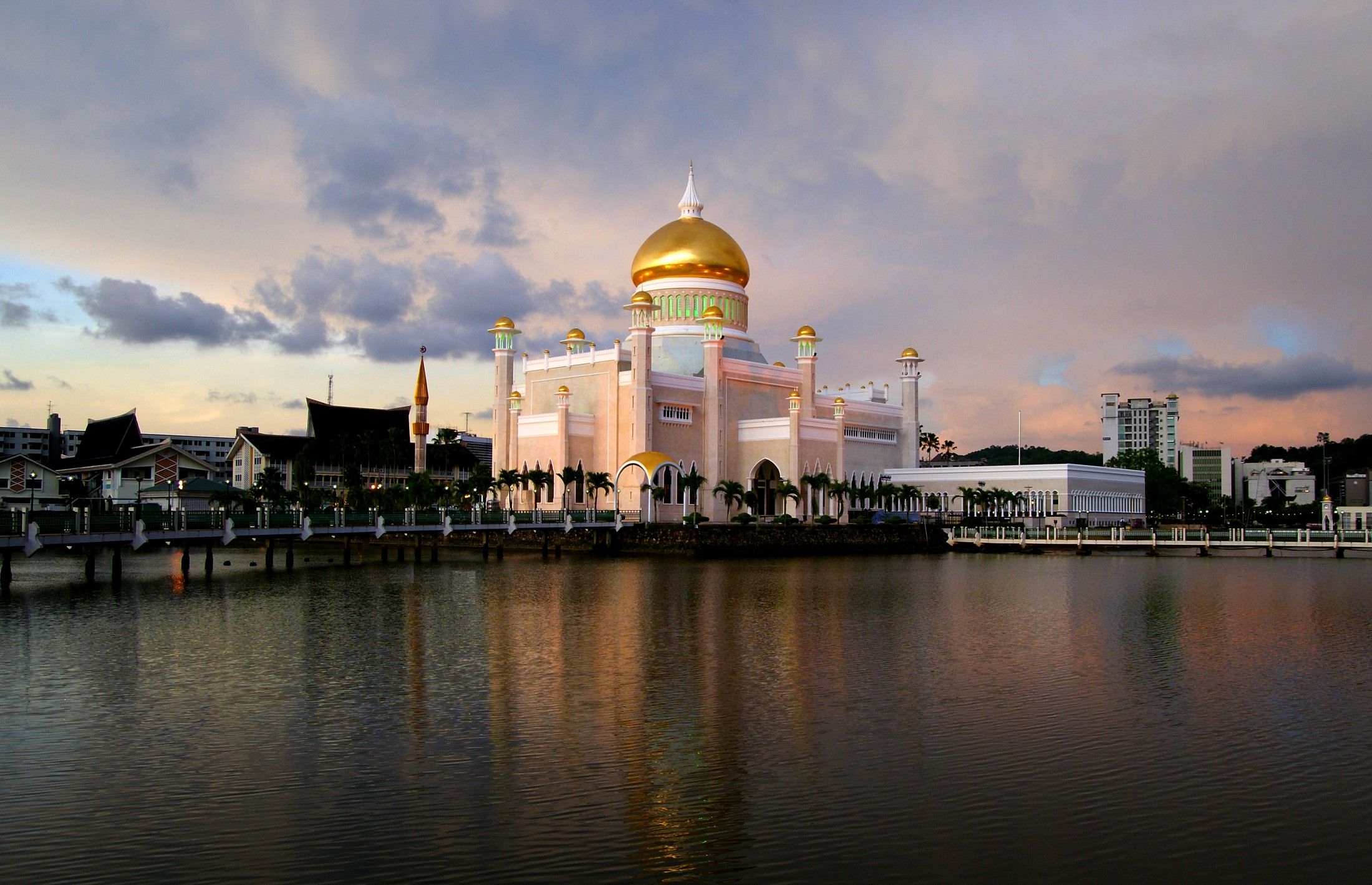 2200x1418 Bandar Seri Begawan mosques and extravagant architecture in the middle of a rainforest