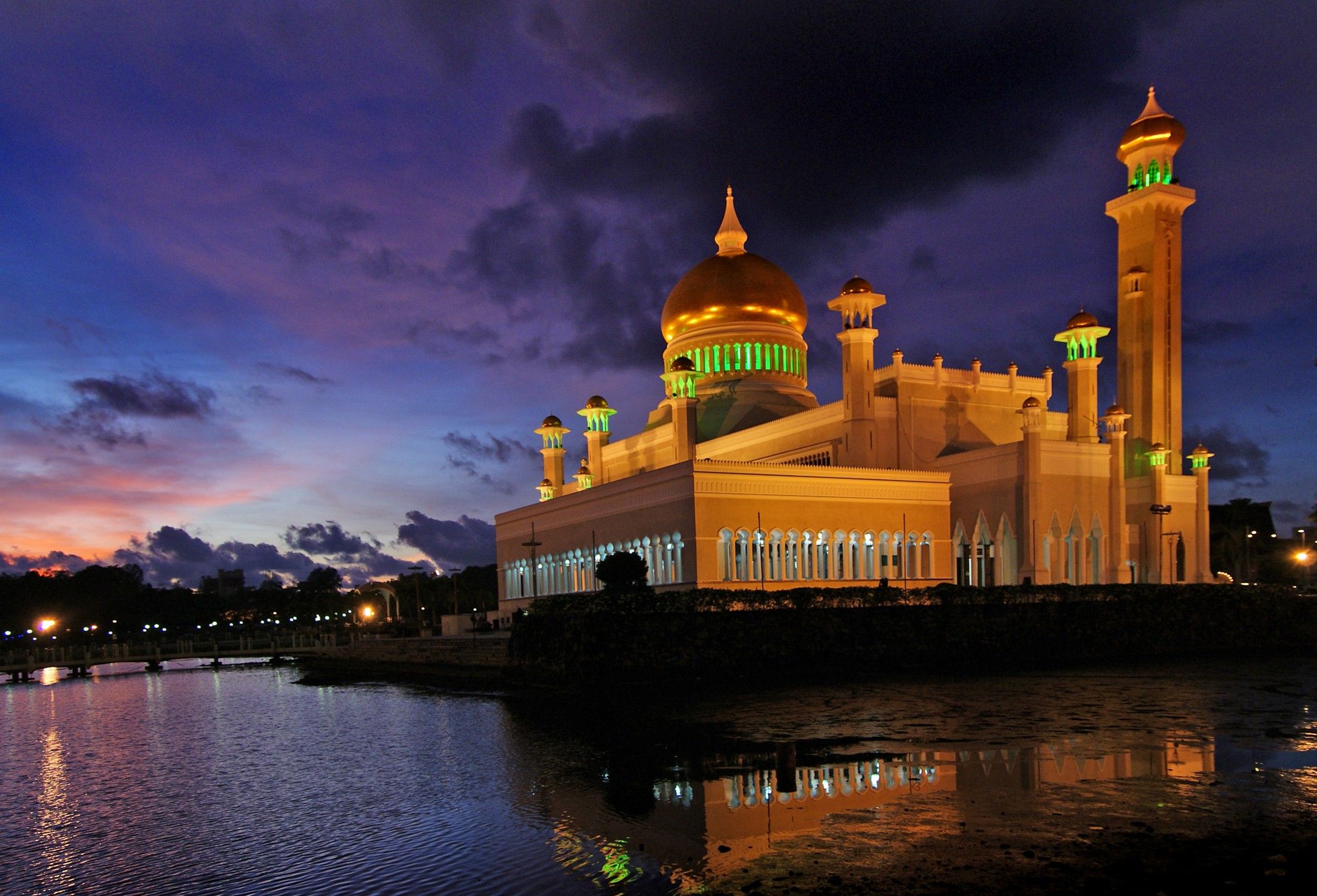 2200x1497 Bandar Seri Begawan mosques and extravagant architecture in the middle of a rainforest