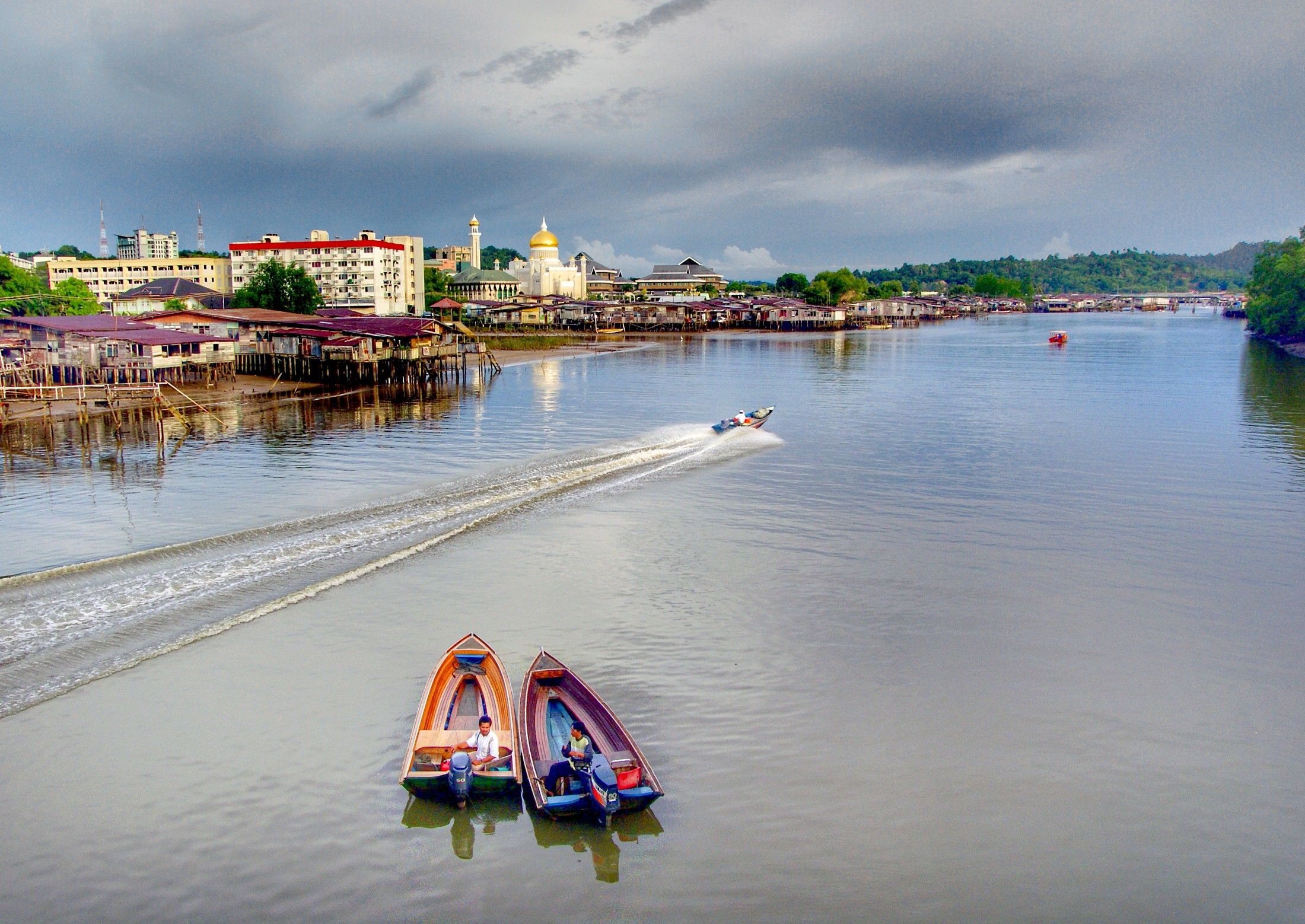 2200x1558 Bandar Seri Begawan mosques and extravagant architecture in the middle of a rainforest