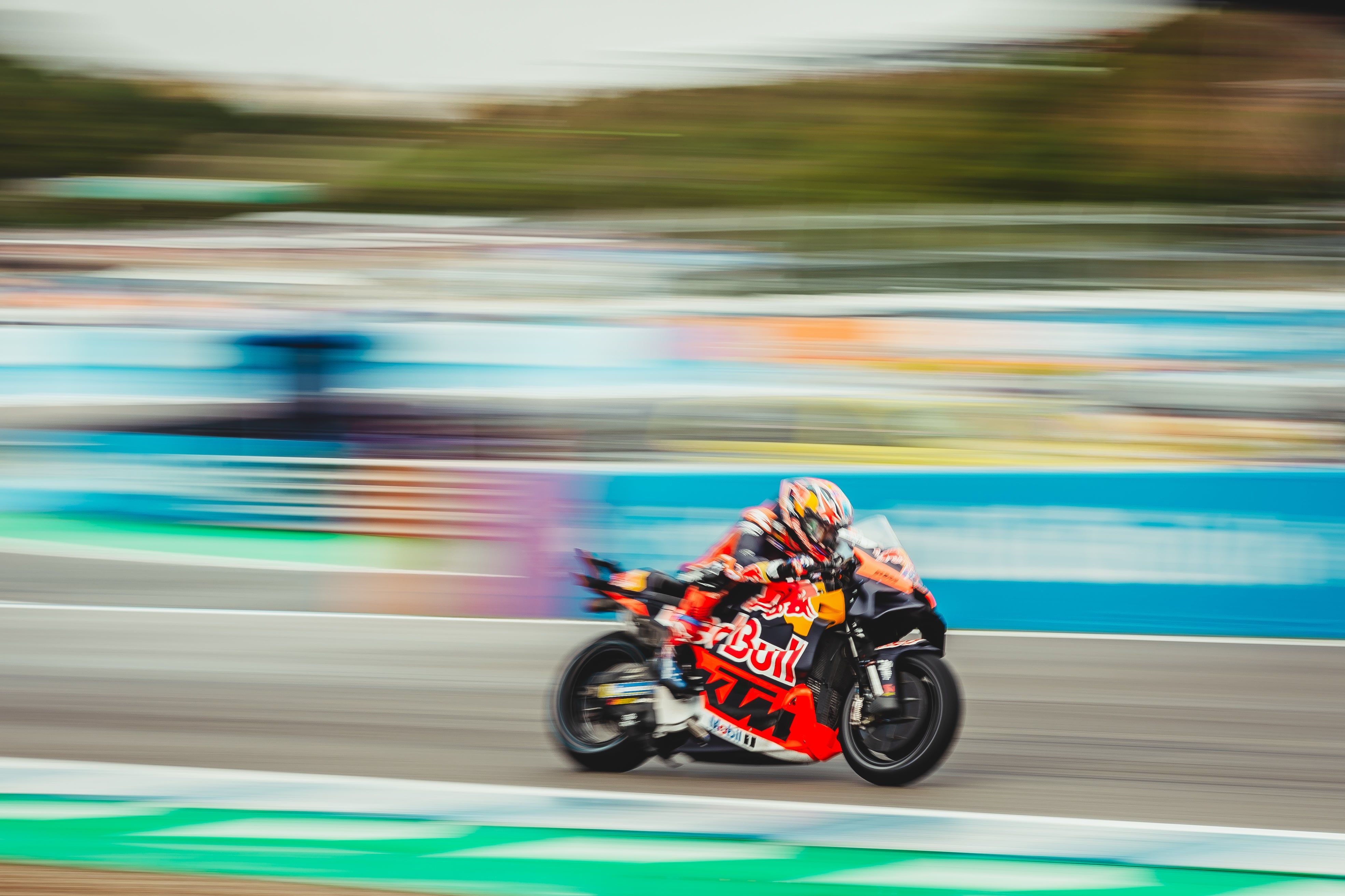 3939x2626 Tough time at the races in Jerez