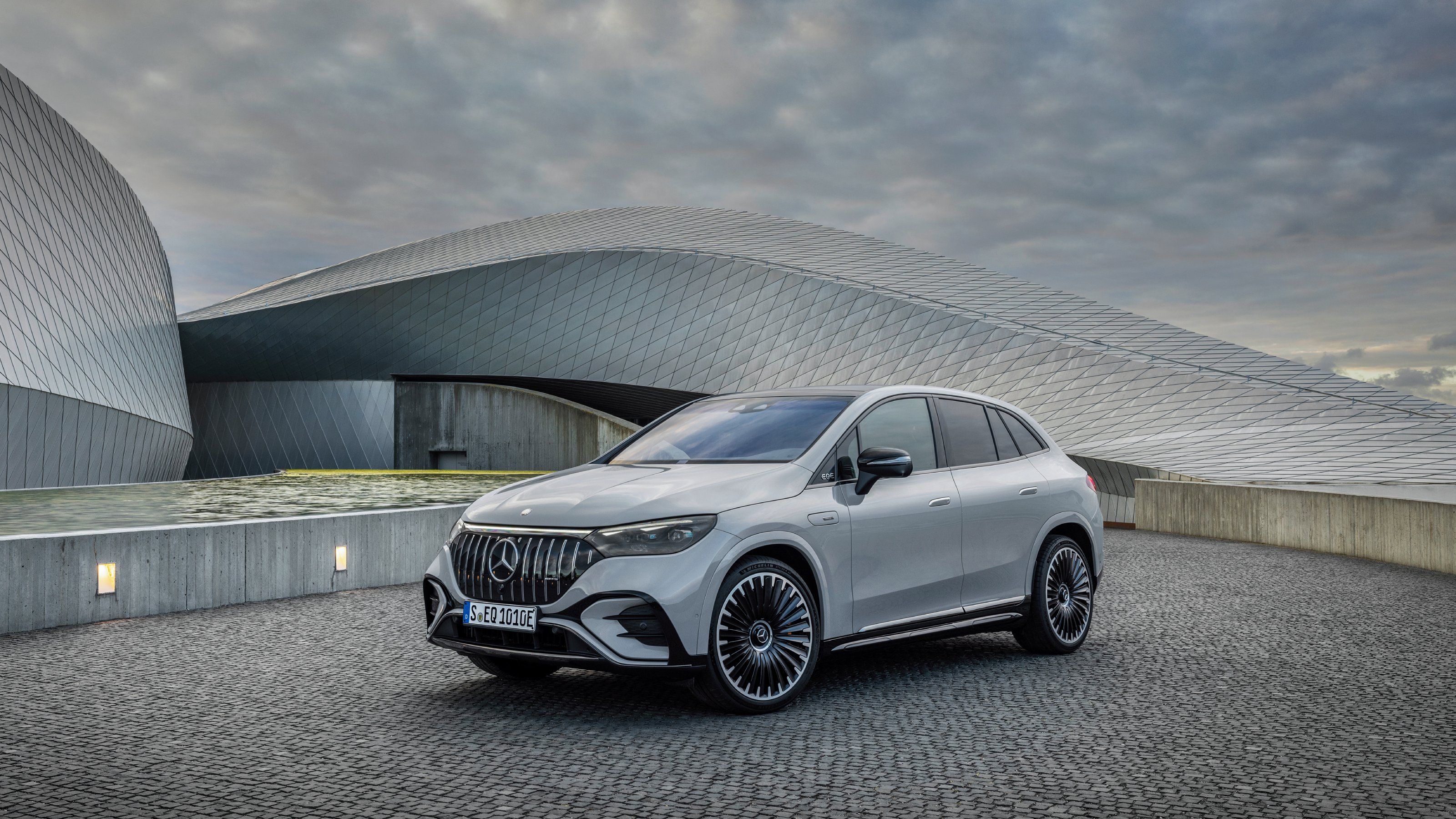 3200x1800 Mercedes EQE SUV brings more tech to the fore. Wallpaper*