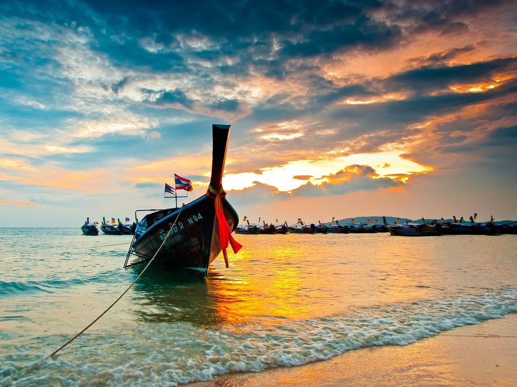 1024x768 Longboat on the beach / Krabi / Thailand / 27.01.2011