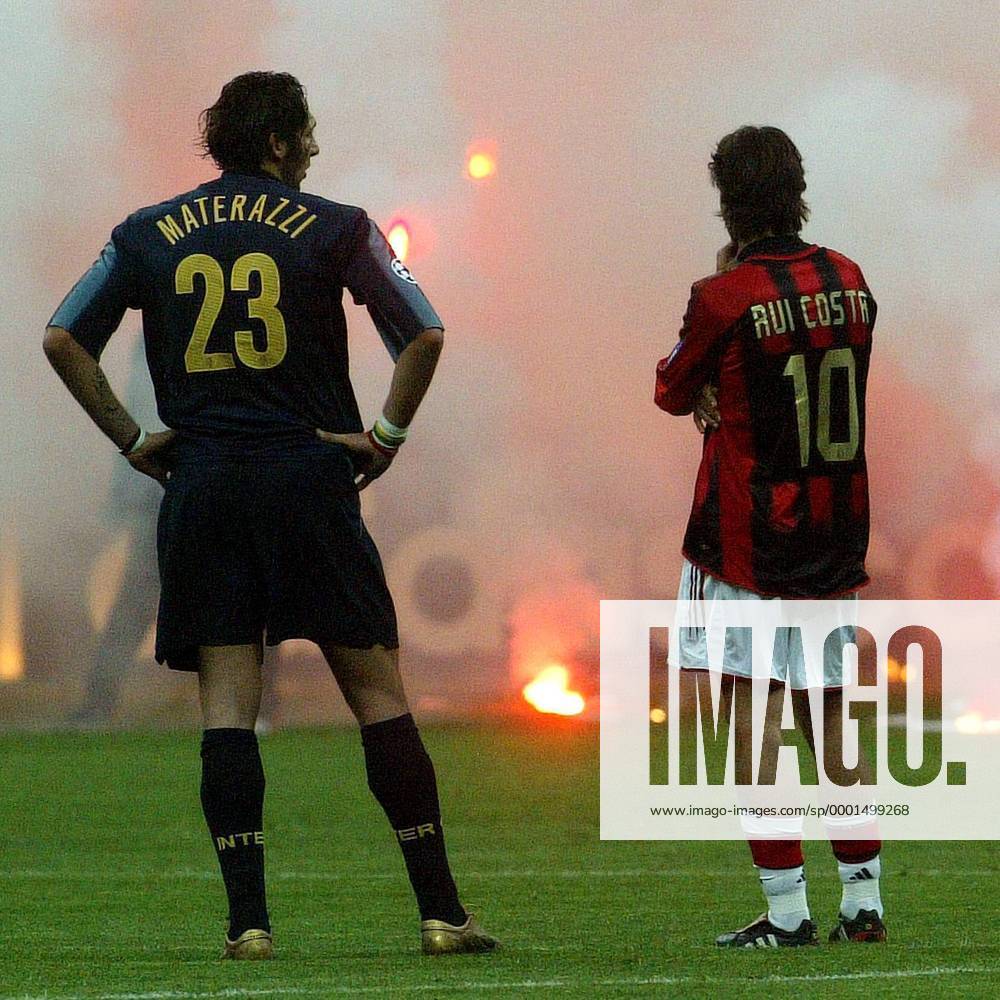 1000x1000 Spielabbruch in Mailand: Marco Materazzi und Rui Costa beobachten gemeinsam das Verhalten der