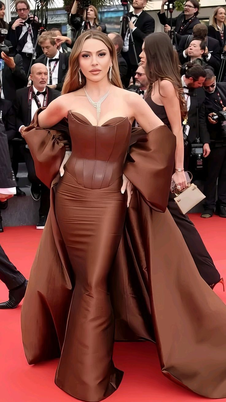 736x1308 Hadise Açıkgöz at the 77th Cannes Film Festival. Wallpaper