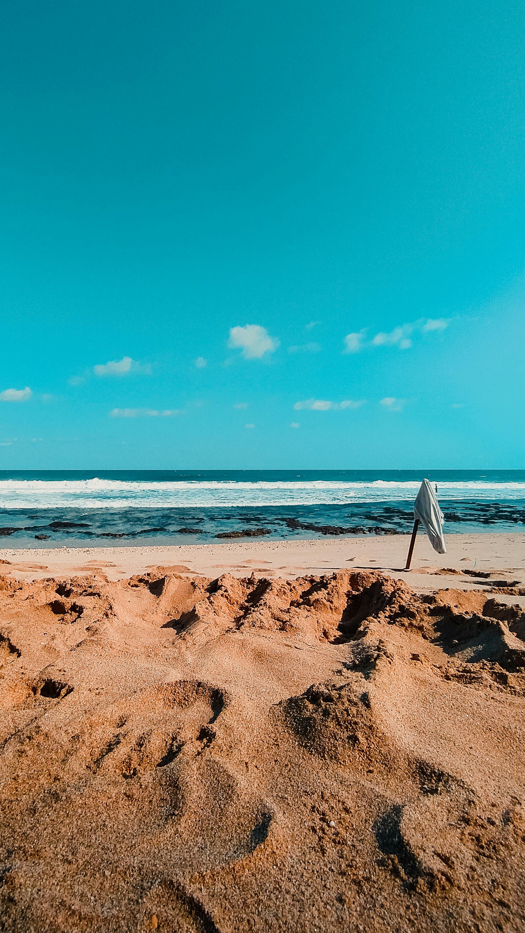 1809x3216 Beach on a Sunny Day · Free