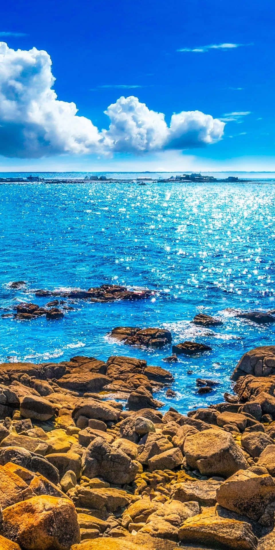 960x1920 Download Sunny Day Blue Beach Stone Wallpaper