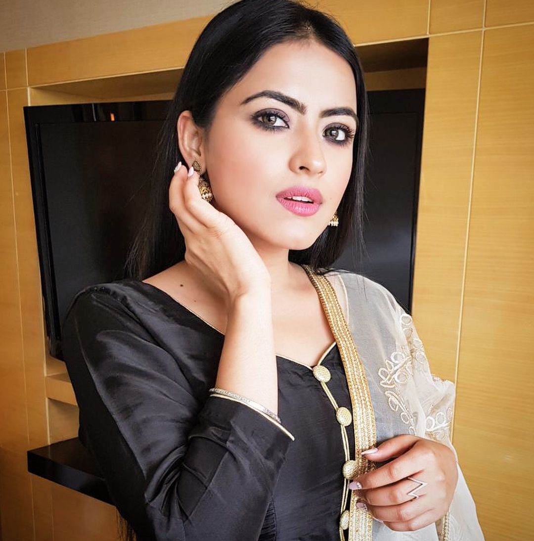 1080x1094 Simi Chahal