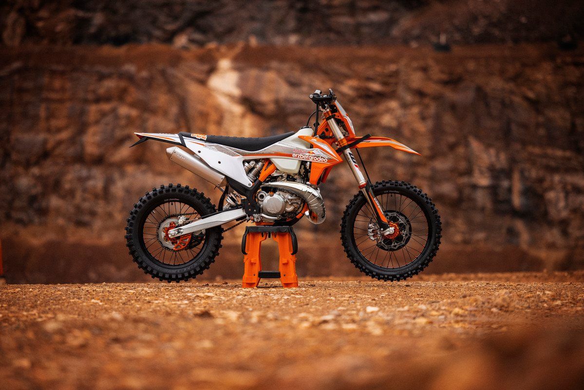 1199x800 LIFT THE COVERS: THE 2022 KTM 300 XC W TPI